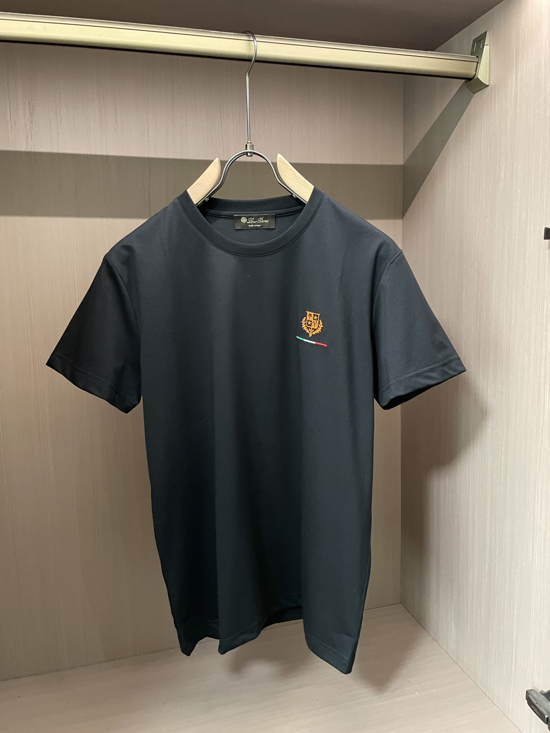 loro Piana家 2026春夏最新撞色经典绣标男士圆领短袖T恤衫，休闲剪裁棉质运动衫，简单大方，胸