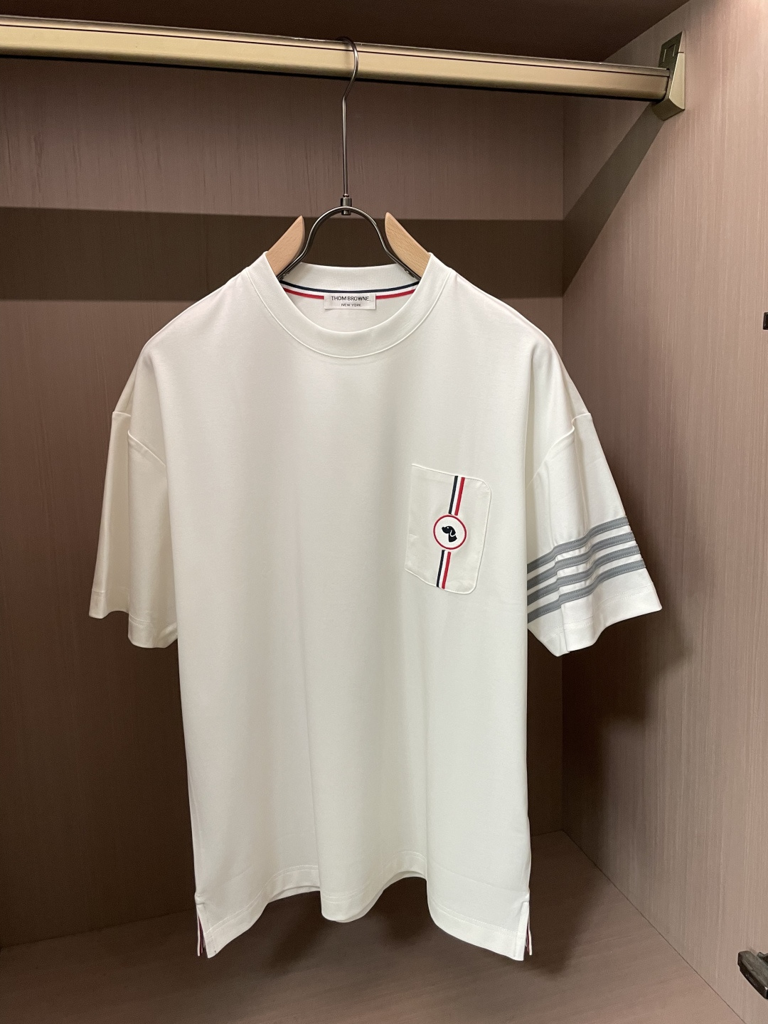 （男女同款），TB家 2026春夏最新狗头绣标圆领T恤衫，胸前别致贴布口袋设计，搭配极具代表性的腊肠狗头
