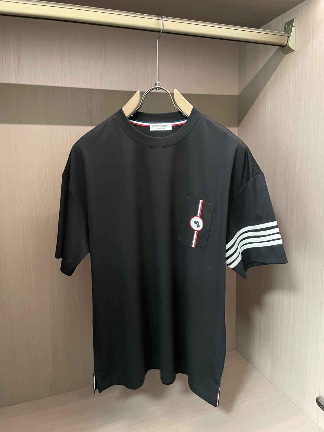（男女同款），TB家 2026春夏最新狗头绣标圆领T恤衫，胸前别致贴布口袋设计，搭配极具代表性的腊肠狗头