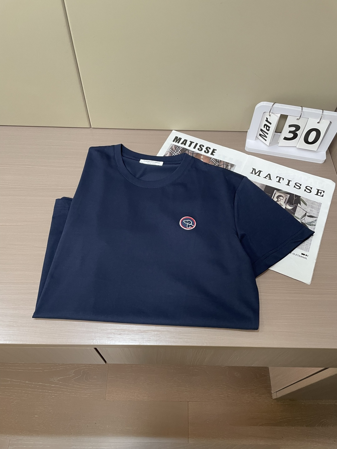 TB家 2026春夏最新狗头绣标男士圆领短袖T恤衫，休闲剪裁棉质运动衫，简单大方，胸前经典的腊肠狗头圆形