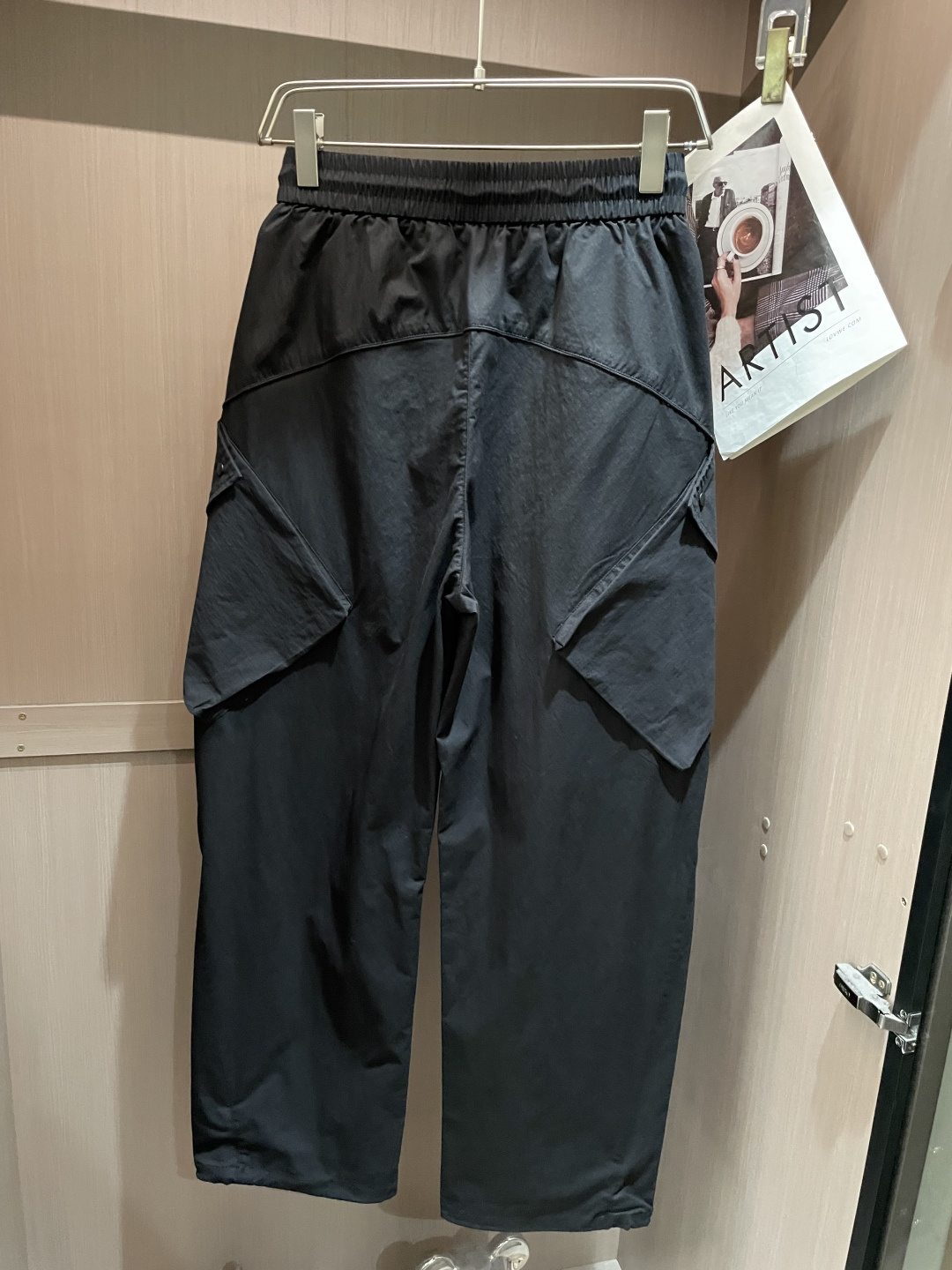 巴黎 2026春夏 最新款休闲裤，订制面料 柔软排汗，舒适度极高。上身非常舒爽，原版辅料细节。上身运动休