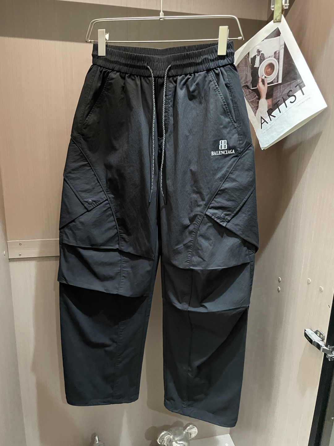 巴黎 2026春夏 最新款休闲裤，订制面料 柔软排汗，舒适度极高。上身非常舒爽，原版辅料细节。上身运动休