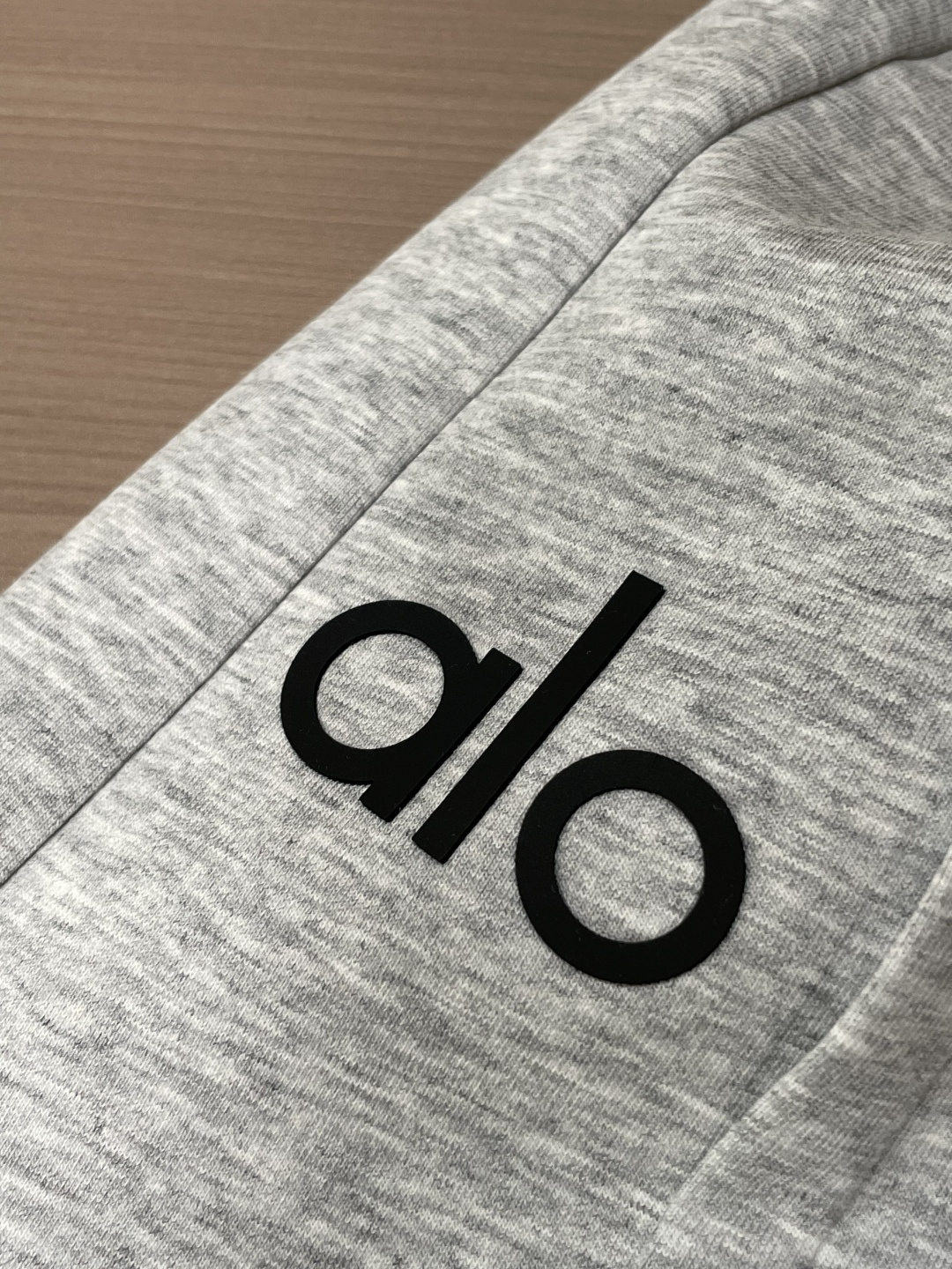 alo 2026春夏 最新款休闲裤，订制面料 柔软排汗，舒适度极高。上身非常舒爽，原版辅料细节。上身运动