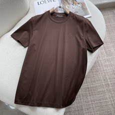 Loro piana家 2026春夏最新男士圆领T恤衫,精选全进口客供顶级丝光棉面料,胸前标志性菱形字母小徽标,采用3D Loro piana家 2026春夏最新男士圆领T恤衫,精选全进口客供顶级丝光棉面料,胸前标志性菱形字母小徽标,采用3D