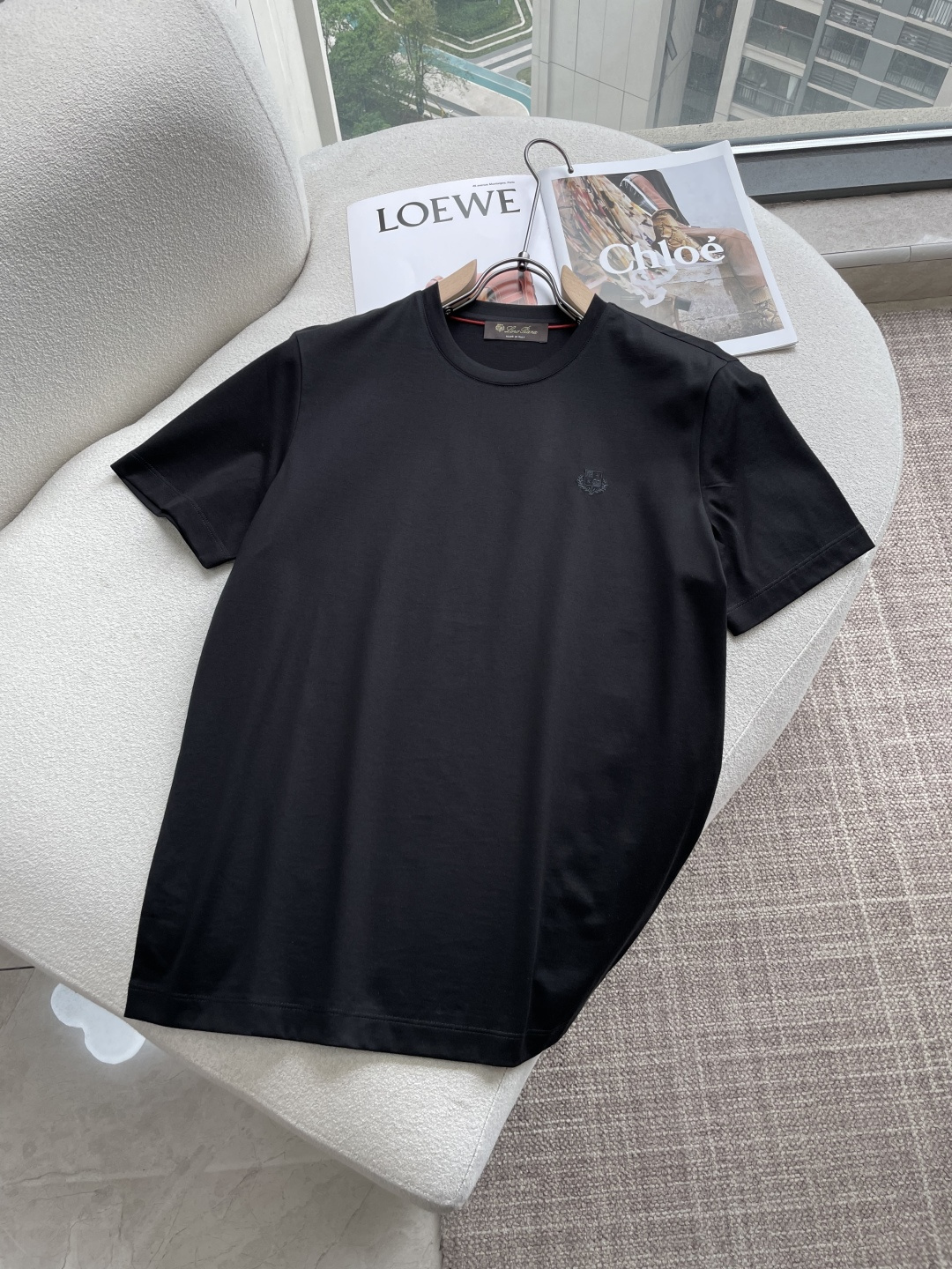 Loro piana家 2026春夏最新男士圆领T恤衫,精选全进口客供顶级丝光棉面料,胸前标志性菱形字母小徽标,采用3D Loro piana家 2026春夏最新男士圆领T恤衫,精选全进口客供顶级丝光棉面料,胸前标志性菱形字母小徽标,采用3D
