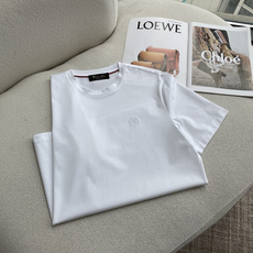 Loro piana家 2026春夏最新男士圆领T恤衫,精选全进口客供顶级丝光棉面料,胸前标志性菱形字母小徽标,采用3D Loro piana家 2026春夏最新男士圆领T恤衫,精选全进口客供顶级丝光棉面料,胸前标志性菱形字母小徽标,采用3D