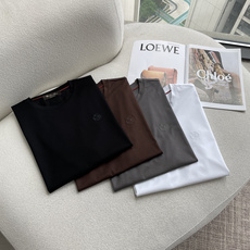 Loro piana家 2026春夏最新男士圆领T恤衫,精选全进口客供顶级丝光棉面料,胸前标志性菱形字母小徽标,采用3D Loro piana家 2026春夏最新男士圆领T恤衫,精选全进口客供顶级丝光棉面料,胸前标志性菱形字母小徽标,采用3D