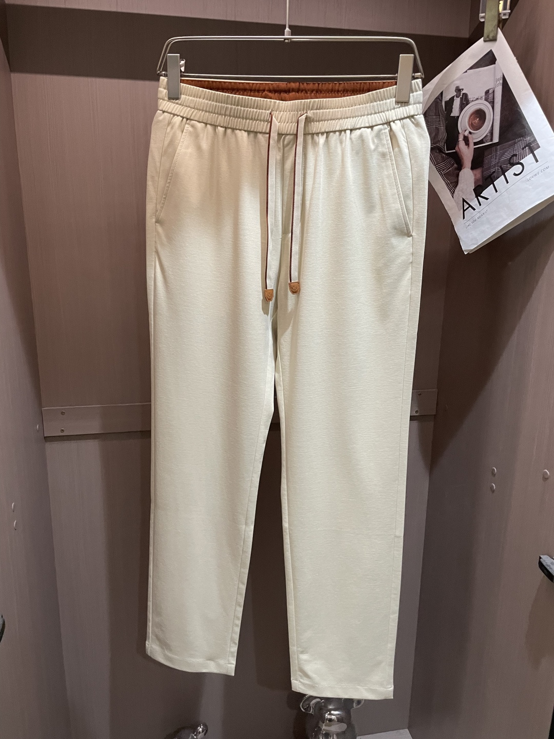 NO:842087,Trading company channel Zhenpin, originally produced in Italy, 2026 spring and summer new Lo*o Pi*na men's high-end blended business casual pants, a fashion with typical Italian style, very sophisticated in terms of fabric selection and craftsmanship, and the overall shape has LP  The family's strong aesthetic genes are low-key and luxurious, elegant and noble. Every detail proves the brand's own high-end sense. The iconic brand badge logo on the back pocket is a soul-like injection, very refined and fashionable, and effectively flaunts the identity!  We provide customers with high-end selected ultra-fine fabrics. The fabric properties are first-class. High-density fibers are combined with long-staple cotton materials selected from Egypt. The texture is fine and natural and soft, similar to velvet texture. It has perfect comfort and breathability. The tactile experience is self-evident. It is skin-friendly and smooth for ultimate enjoyment. It is treated with non-iron and anti-wrinkle technology, and its stiffness is extremely superior!  The details are outstanding, with Seiko’s exclusive custom-made zipper and drawstring design, and the hemming and stitching are also quite exquisite. The involvement of hand-stitching reflects the ingenuity of the details, and the inside of the girdle is also well-handled!  The color scheme is light, sophisticated, restrained and versatile, both elegant and harmonious, perfect for business commuting and outings for leisure. The upper body is full of luxury and luxury. The excellent lines create a sense of competence and neatness. Coupled with the sophisticated tailoring technology, the upper body can instantly interpret the super stylish look of urban elites and celebrities!  In line with the urban elitist life philosophy, these are the best trousers that can only be found but not sought after!  Color black off-white Size M L  XXL code: waist circumference 88cm - leg circumference 35cm - crotch position 33cm - pants length 108cm XXXL code: waist circumference 92cm - leg circumference 36cm - crotch position 34cm - pants length 109cm,,loro piana,19860909贸易公司渠道臻品,意大利原厂出品,2026春夏新款 Lo*o Pi*na男士高端混纺商务休闲裤,颇具意大利典型风格的时装,在面料选取和工艺方面都相当考究,通体的造型有着 LP 家族强烈的美学基因,低调且奢华,优雅且高贵,每一个细节都在力证品牌自身的高级感,后口袋标志性品牌徽章标识,属于灵魂式的注入,非常精致时髦,且有力标榜了身份！客供高级甄选超细面料,面料属性堪称一流,高密度支数纤维,融合埃及甄选的长绒棉材质,肌理细腻自然柔软,类似于天鹅绒质感,舒适性与透气性完美兼备,触感体验不言而喻,亲肤顺滑,极致享受,免烫抗皱工艺处理,挺括性极为优越！细节非常出色,精工专属定制拉链,搭配抽绳设计,包边走线亦颇为精湛考究,手工缝制的参与体现了匠心细节,腰封内里处理的亦相当到位！配色轻熟内敛百搭,亦庄亦谐,商务通勤与出街休闲完美驾驭,上身满满奢贵感,极佳的线条塑造出干练和利落感,配以精良的裁剪工艺,上身瞬间可以诠释出超具型格的都市精英和明星即视感！符合都市精英主义生活哲学,可遇而不可求的极品裤装！ 颜色黑色 米白色 尺码M L XL XXL XXXL 尺码数据 M码:腰围76cm-腿围32cm-裆位30cm-裤长105cm L码:腰围80cm-腿围33cm-裆位31cm-裤长106cm XL码:腰围84cm-腿围34cm-裆位32cm-裤长107cm XXL码:腰围88cm-腿围35cm-裆位33cm-裤长108cm XXXL码:腰围92cm-腿围36cm-裆位34cm-裤长109cm,,loro piana,,Men's clothing