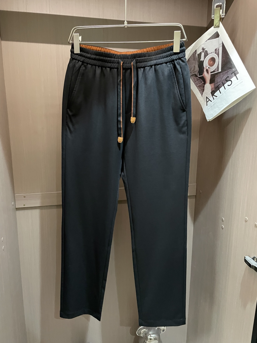 NO:774463,Trading company channel Zhenpin, originally produced in Italy, 2026 spring and summer new Lo*o Pi*na men's high-end blended business casual pants, a fashion with typical Italian style, very sophisticated in terms of fabric selection and craftsmanship, and the overall shape has LP  The family's strong aesthetic genes are low-key and luxurious, elegant and noble. Every detail proves the brand's own high-end sense. The iconic brand badge logo on the back pocket is a soul-like injection, very refined and fashionable, and effectively flaunts the identity!  We provide customers with high-end selected ultra-fine fabrics. The fabric properties are first-class. High-density fibers are combined with long-staple cotton materials selected from Egypt. The texture is fine and natural and soft, similar to velvet texture. It has perfect comfort and breathability. The tactile experience is self-evident. It is skin-friendly and smooth for ultimate enjoyment. It is treated with non-iron and anti-wrinkle technology, and its stiffness is extremely superior!  The details are outstanding, with Seiko’s exclusive custom-made zipper and drawstring design, and the hemming and stitching are also quite exquisite. The involvement of hand-stitching reflects the ingenuity of the details, and the inside of the girdle is also well-handled!  The color scheme is light, sophisticated, restrained and versatile, both elegant and harmonious, perfect for business commuting and outings for leisure. The upper body is full of luxury and luxury. The excellent lines create a sense of competence and neatness. Coupled with the sophisticated tailoring technology, the upper body can instantly interpret the super stylish look of urban elites and celebrities!  In line with the urban elitist life philosophy, these are the best trousers that can only be found but not sought after!  Color black off-white Size M L  XXL code: waist circumference 88cm - leg circumference 35cm - crotch position 33cm - pants length 108cm XXXL code: waist circumference 92cm - leg circumference 36cm - crotch position 34cm - pants length 109cm,, loro piana,19860909贸易公司渠道臻品,意大利原厂出品,2026春夏新款 Lo*o Pi*na男士高端混纺商务休闲裤,颇具意大利典型风格的时装,在面料选取和工艺方面都相当考究,通体的造型有着 LP 家族强烈的美学基因,低调且奢华,优雅且高贵,每一个细节都在力证品牌自身的高级感,后口袋标志性品牌徽章标识,属于灵魂式的注入,非常精致时髦,且有力标榜了身份！客供高级甄选超细面料,面料属性堪称一流,高密度支数纤维,融合埃及甄选的长绒棉材质,肌理细腻自然柔软,类似于天鹅绒质感,舒适性与透气性完美兼备,触感体验不言而喻,亲肤顺滑,极致享受,免烫抗皱工艺处理,挺括性极为优越！细节非常出色,精工专属定制拉链,搭配抽绳设计,包边走线亦颇为精湛考究,手工缝制的参与体现了匠心细节,腰封内里处理的亦相当到位！配色轻熟内敛百搭,亦庄亦谐,商务通勤与出街休闲完美驾驭,上身满满奢贵感,极佳的线条塑造出干练和利落感,配以精良的裁剪工艺,上身瞬间可以诠释出超具型格的都市精英和明星即视感！符合都市精英主义生活哲学,可遇而不可求的极品裤装！ 颜色黑色 米白色 尺码M L XL XXL XXXL 尺码数据 M码:腰围76cm-腿围32cm-裆位30cm-裤长105cm L码:腰围80cm-腿围33cm-裆位31cm-裤长106cm XL码:腰围84cm-腿围34cm-裆位32cm-裤长107cm XXL码:腰围88cm-腿围35cm-裆位33cm-裤长108cm XXXL码:腰围92cm-腿围36cm-裆位34cm-裤长109cm,,loro piana,,Men's clothing