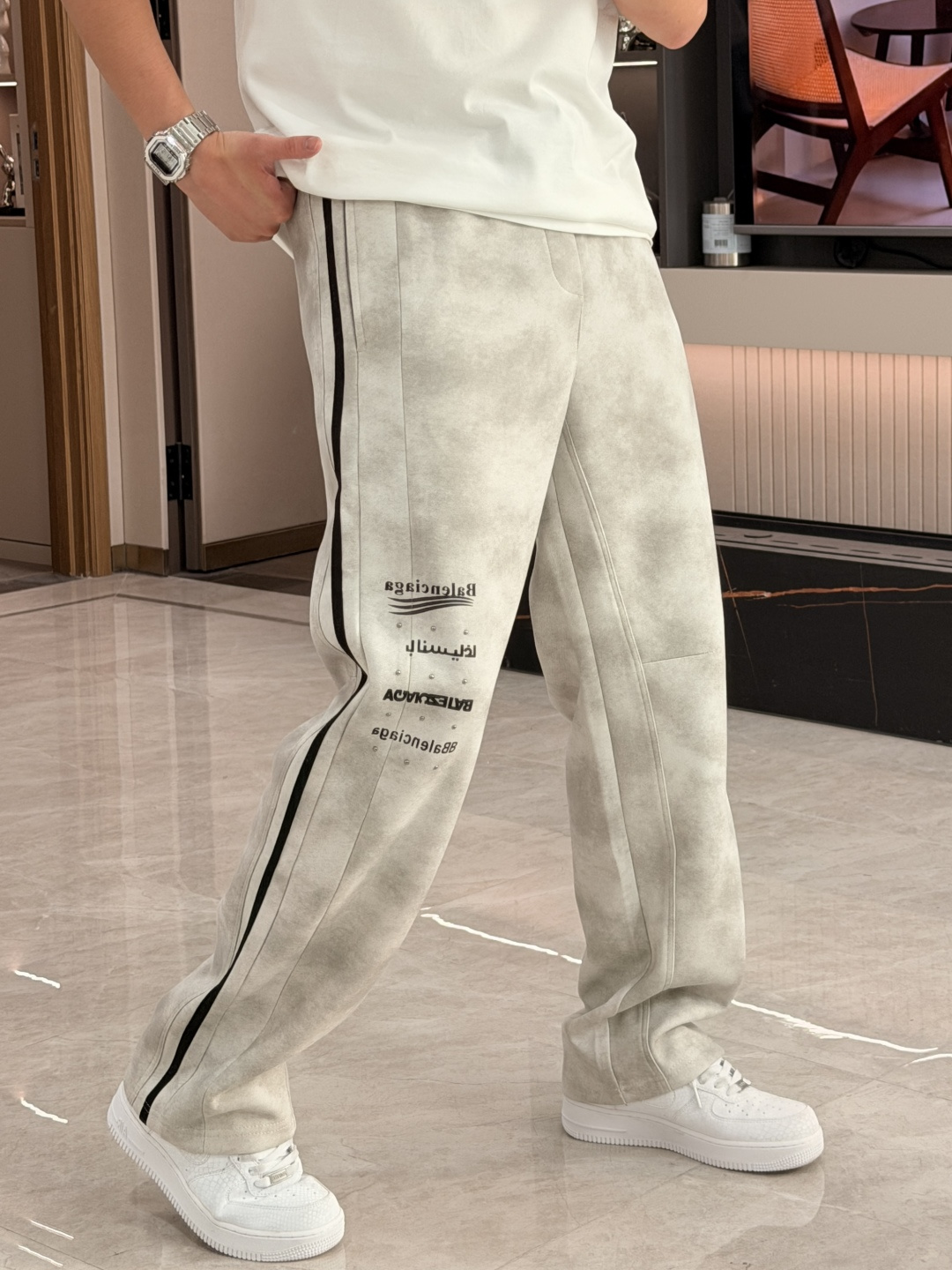 NO:774455,Paris 2026 latest series of men's casual pants!  Made of customer-supplied elastic soft cotton material, soft and delicate, and feels great!  The brand style is clear at a glance!  Minimalist design, no extra exaggerated elements to declare victory, fine details, original custom-made hardware accessories, just the right thickness, easy to control in all weathers, classic color upper body, very energetic, multiple styles of wear, casual business, daily life, fashion trends can be controlled!  The overall style and fashion sense are extremely outstanding, bringing extraordinary clothing taste!  Size M~3XL,,19860909巴黎 2026最新系列男士休闲裤！ 采用客供弹力柔棉材质,柔软细腻,手感绝佳！品牌格调一览无余！极简主义设计,没有多余浮夸的元素来宣兵夺主,细节做工精细,五金配件原版定制,厚薄程度也是恰到好处,轻松驾驭各种天气,经典颜色上身很显精气神,多种风格穿搭,休闲商务、日常生活、时尚潮流均可驾驭！整体不论是档次还是时尚感都是极为出色的,带来非凡的衣着品味！ 尺码M~3XL,,,Men's clothing