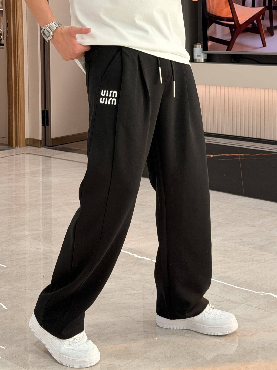 NO:774459,miumiu 2026 spring and summer latest casual pants, customized fabrics are soft and sweat-wicking, extremely comfortable. The upper body is very comfortable, with original accessories details. The upper body is sporty, casual and fashionable, a must-have for leisure and travel. Size M-XXXL,,miumiu,19860909miumiu 2026春夏 最新款休闲裤,订制面料 柔软排汗,舒适度极高.上身非常舒爽,原版辅料细节.上身运动休闲时尚,出街休闲、外出旅游必备. 尺码 M-XXXL,,miumiu,,Men's clothing