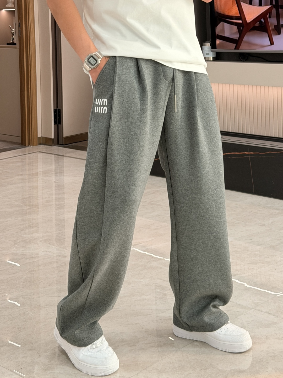 NO:774464,miumiu 2026 spring and summer latest casual pants, customized fabrics are soft and sweat-wicking, extremely comfortable. The upper body is very comfortable, with original accessories details. The upper body is sporty, casual and fashionable, a must-have for leisure and travel. Size M-XXXL,,miumiu,19860909miumiu 2026春夏 最新款休闲裤,订制面料 柔软排汗,舒适度极高.上身非常舒爽,原版辅料细节.上身运动休闲时尚,出街休闲、外出旅游必备. 尺码 M-XXXL,,miumiu,,Men's clothing