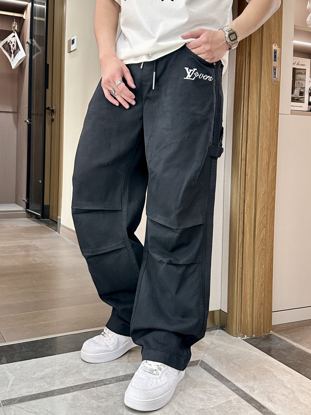 NO:774489,Lv 2026 spring and summer latest casual pants, customized fabrics are soft and sweat-wicking, extremely comfortable. The upper body is very comfortable, with original accessories details. The upper body is sporty, casual and fashionable, a must-have for leisure and travel. Size m-xxxl,, louis vuitton,19860909Lv 2026春夏 最新款休闲裤,订制面料 柔软排汗,舒适度极高.上身非常舒爽,原版辅料细节.上身运动休闲时尚,出街休闲、外出旅游必备. 尺码 m-xxxl,,louis vuitton,,Men's clothing
