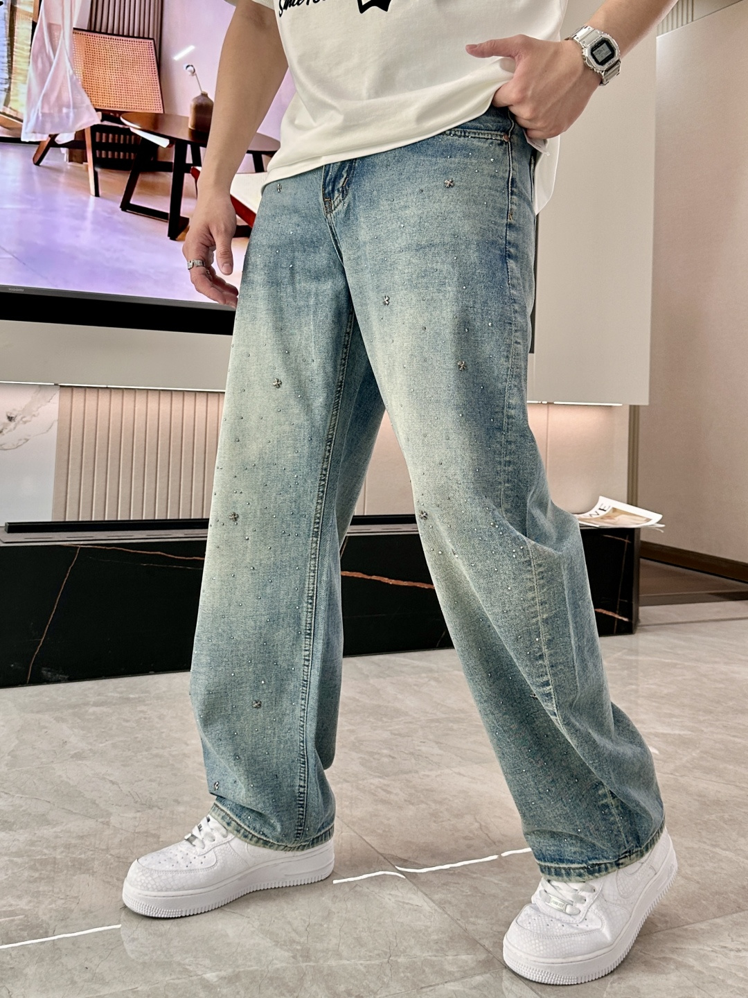 NO:774452,Kroxin's new jeans are easy to wear and don't have to be picky about your figure. There are not many restrictions on matching. They can be used casually and concisely to set off other items to show your own style and attitude. I have to give it a thumbs up for its practicality. There is no choice in version/detail design. Whoever wears it will look better. This pair of jeans is really more flattering than you think. The overall focus is on comfort. The size of the trouser legs is just right. It makes the legs slimmer and straighter. It can easily be worn to create long legs that fill the whole screen, and the elongated proportions are full of aura!  It can be matched with any style of item, and can be matched with various T-shirts/shirts and knitted jackets. You don’t have to worry about matching for daily outings. Sizes 29 30 31 32 33, chrome hearts, jeans, jackets & coats, shirts, tees, t-shirt,19860909克罗心 新品牛仔裤 好穿不挑身材,在搭配上没有太多的限制 随意简洁的衬托其他单品,来展现自己的风格姿态～ 对于它的实穿性不得不竖起一个大拇指了,版型／细节设计没得挑,谁穿谁好看.这款牛仔裤真的要比你想象中更加修饰腿型,整体以舒适为主,裤腿大小做的恰到好处,显瘦显腿直,轻松穿出满屏的大长腿,拉长比例气场全开！ 可以百搭任何风格的单品,搭配各种T恤／衬衫,针织外套都可,日常外出不必再为搭配而烦恼了 尺码29 30 31 32 33,,chrome hearts,jeans,jackets & coats,shirts,tees，t-shirt,,Men's clothing