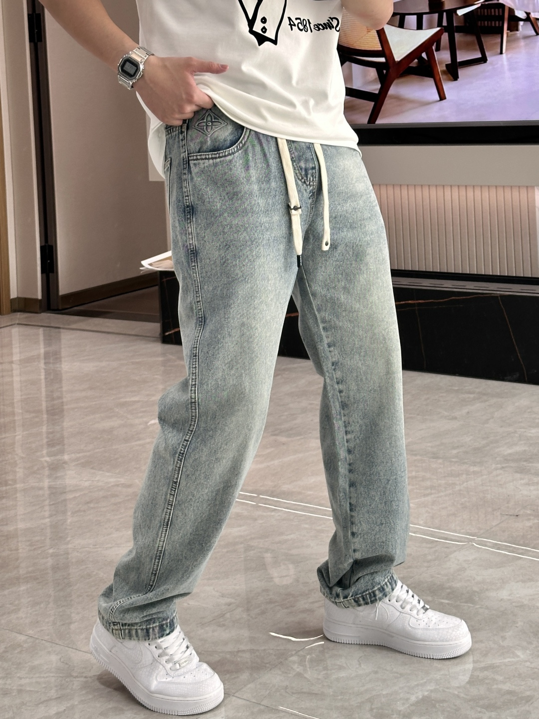 NO:774456,Lv's new jeans are easy to wear and don't have to be specific to your figure. There are not many restrictions on matching. They can be casually and concisely set off other items to show your own style and posture~ I have to give it a thumbs up for its practicality. There is no choice in version/detail design. Whoever wears it will look better. This pair of jeans is really more flattering than you think. The overall focus is on comfort. The size of the trouser legs is just right. It makes the legs slimmer and straighter. It can easily be worn to create long legs that fill the whole screen, and the elongated proportions are full of aura!  It can be matched with any style of item, and can be matched with various T-shirts/shirts and knitted jackets. You don’t have to worry about matching for daily outings. Sizes are m-xxxl, Louis Vuitton, jeans, jackets & coats, shirts, tees, t-shirt,19860909Lv 新品牛仔裤 好穿不挑身材,在搭配上没有太多的限制 随意简洁的衬托其他单品,来展现自己的风格姿态～ 对于它的实穿性不得不竖起一个大拇指了,版型／细节设计没得挑,谁穿谁好看.这款牛仔裤真的要比你想象中更加修饰腿型,整体以舒适为主,裤腿大小做的恰到好处,显瘦显腿直,轻松穿出满屏的大长腿,拉长比例气场全开！ 可以百搭任何风格的单品,搭配各种T恤／衬衫,针织外套都可,日常外出不必再为搭配而烦恼了 尺码m-xxxl,,louis vuitton,jeans,jackets & coats,shirts,tees，t-shirt,,Men's clothing