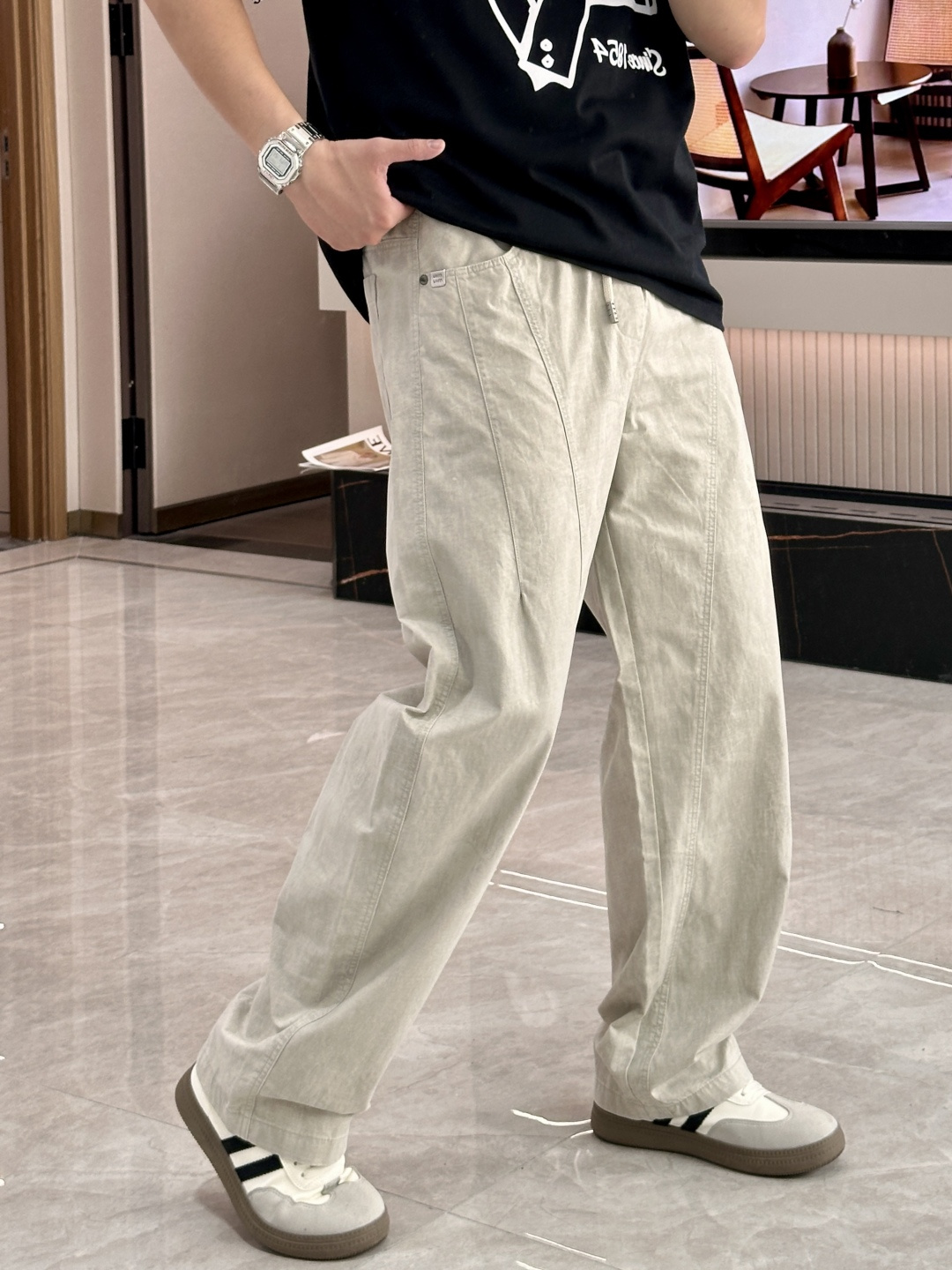 NO:774460,miumiu 2026 spring and summer latest casual pants, customized fabrics are soft and sweat-wicking, extremely comfortable. The upper body is very comfortable, with original accessories details. The upper body is sporty, casual and fashionable, a must-have for leisure and travel. Size m-xxxl,,miumiu,19860909miumiu 2026春夏 最新款休闲裤,订制面料 柔软排汗,舒适度极高.上身非常舒爽,原版辅料细节.上身运动休闲时尚,出街休闲、外出旅游必备. 尺码 m-xxxl,,miumiu,,Men's clothing