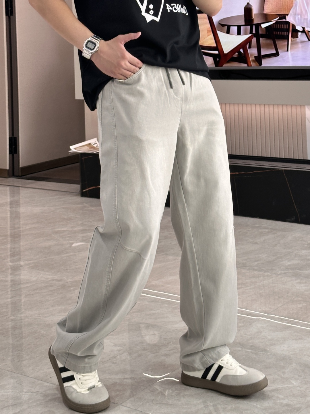 NO:774465,Prad2026 spring and summer latest casual pants, customized fabrics, soft and sweat-wicking, extremely comfortable. The upper body is very comfortable, with original accessories details. The upper body is sporty, casual and fashionable, a must-have for leisure and travel. Size m-xxxl,, prada,19860909Prad2026春夏 最新款休闲裤,订制面料 柔软排汗,舒适度极高.上身非常舒爽,原版辅料细节.上身运动休闲时尚,出街休闲、外出旅游必备. 尺码 m-xxxl,,prada,,Men's clothing