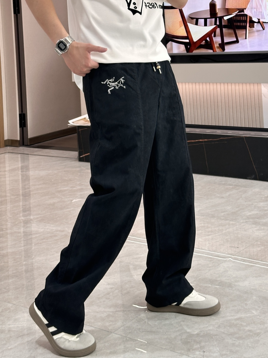 NO:774480,Niaojia 2026 spring and summer latest casual pants, customized fabrics are soft and sweat-wicking, extremely comfortable. The upper body is very comfortable, with original accessories details. The upper body is sporty, casual and fashionable, a must-have for leisure and travel. Size m-xxxl,,jil sander,19860909鸟家 2026春夏 最新款休闲裤,订制面料 柔软排汗,舒适度极高.上身非常舒爽,原版辅料细节.上身运动休闲时尚,出街休闲、外出旅游必备. 尺码 m-xxxl,,jil sander,,Men's clothing