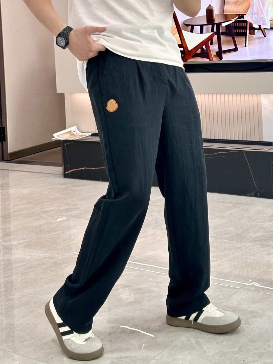 NO:774485,Meng Mouth 26 spring and summer new products. Smooth and anti-wrinkle twill fabric, delicate and skin-friendly, stiff and not slumped. The upper body is neat and stylish, perfectly modifying the shape of the legs. The waist button + drawstring double design takes into account both fit and comfort; the classic chapter decoration is low-key to highlight the light luxury texture, and is full of details.  It can be paired with a white T to create a casual daily style, or it can be paired with a shirt to create a light business commuting style. It can be easily used for daily outings and commuting to work. It is a timeless and versatile style in the wardrobe, and can easily create a sense of relaxation and luxury. Sizes 28-36,,Moncler,shirts,19860909蒙口 26春夏新品 垂顺抗皱的斜纹面料,触感细腻亲肤,挺括不软塌,上身利落有型,完美修饰腿型.腰头纽扣+抽绳双设计,兼顾贴合度与舒适度；经典章仔装饰低调彰显轻奢质感,细节拉满. 可搭配白T打造休闲日常风,也可配衬衫打造轻商务通勤风,日常出街、上班通勤都能轻松驾驭,是衣柜里永不过时的百搭神款,轻松拿捏松弛感与高级感. 尺码28-36,,Moncler,shirts,,Men's clothing