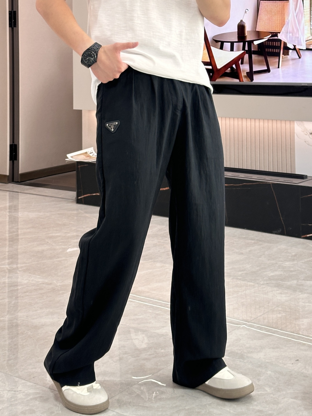 NO:774494,Prad's 26 new spring and summer products are draped and anti-wrinkle twill fabric, which feels delicate and skin-friendly, stiff but not slumped, and has a neat and stylish upper body, which perfectly modifies the shape of the legs. The waist button + drawstring double design takes into account both fit and comfort; the classic inverted triangle logo is embellished, low-key to highlight the light luxury texture, and full of details.  It can be paired with a white T to create a casual daily style, or with a shirt to create a light business commute style. It can be easily used for daily outings and commuting to work. It is a timeless and versatile style in the wardrobe, and can easily achieve a sense of relaxation and luxury. Sizes m-xxxl,, prada, shirts,19860909Prad 26春夏新品 垂顺抗皱的斜纹面料,触感细腻亲肤,挺括不软塌,上身利落有型,完美修饰腿型.腰头纽扣+抽绳双设计,兼顾贴合度与舒适度；经典倒三角标点缀,低调彰显轻奢质感,细节拉满. 可搭配白T打造休闲日常风,也可配衬衫打造轻商务通勤风,日常出街、上班通勤都能轻松驾驭,是衣柜里永不过时的百搭神款,轻松拿捏松弛感与高级感. 尺码m-xxxl,,prada,shirts,,Men's clothing