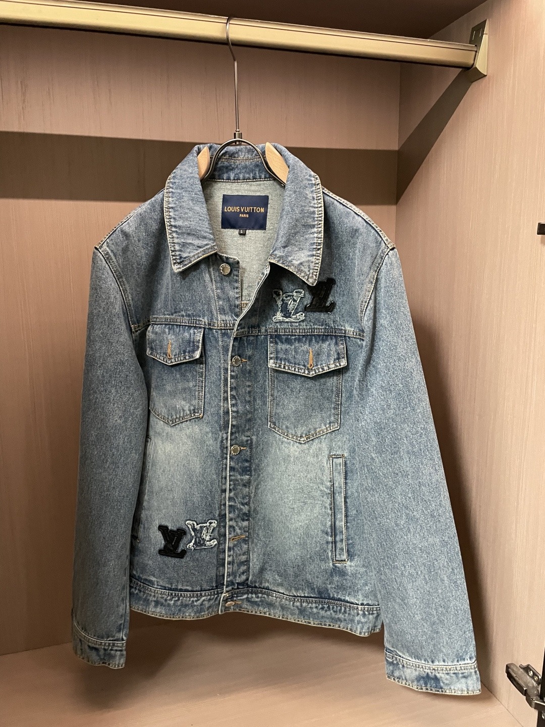 NO:776986,Lv denim jacket. It is made of high-density fine material supplied by customers. It is soft and skin-friendly, anti-wrinkle and stylish. It has the brand letter logo and is full of fashion. It is suitable for a variety of wearing styles; a jacket that does not pick any age. Size M-XXXL, Louis Vuitton, jackets & coats,19860909Lv 牛仔外套.采用客供高密度精材质面料,软糯亲肤,抗皱立挺有型,品牌字母logo,满满的时尚感；适合多种穿搭风格；一款不挑年纪的外套. 码数M-XXXL,,louis vuitton,jackets & coats,,Men's clothing