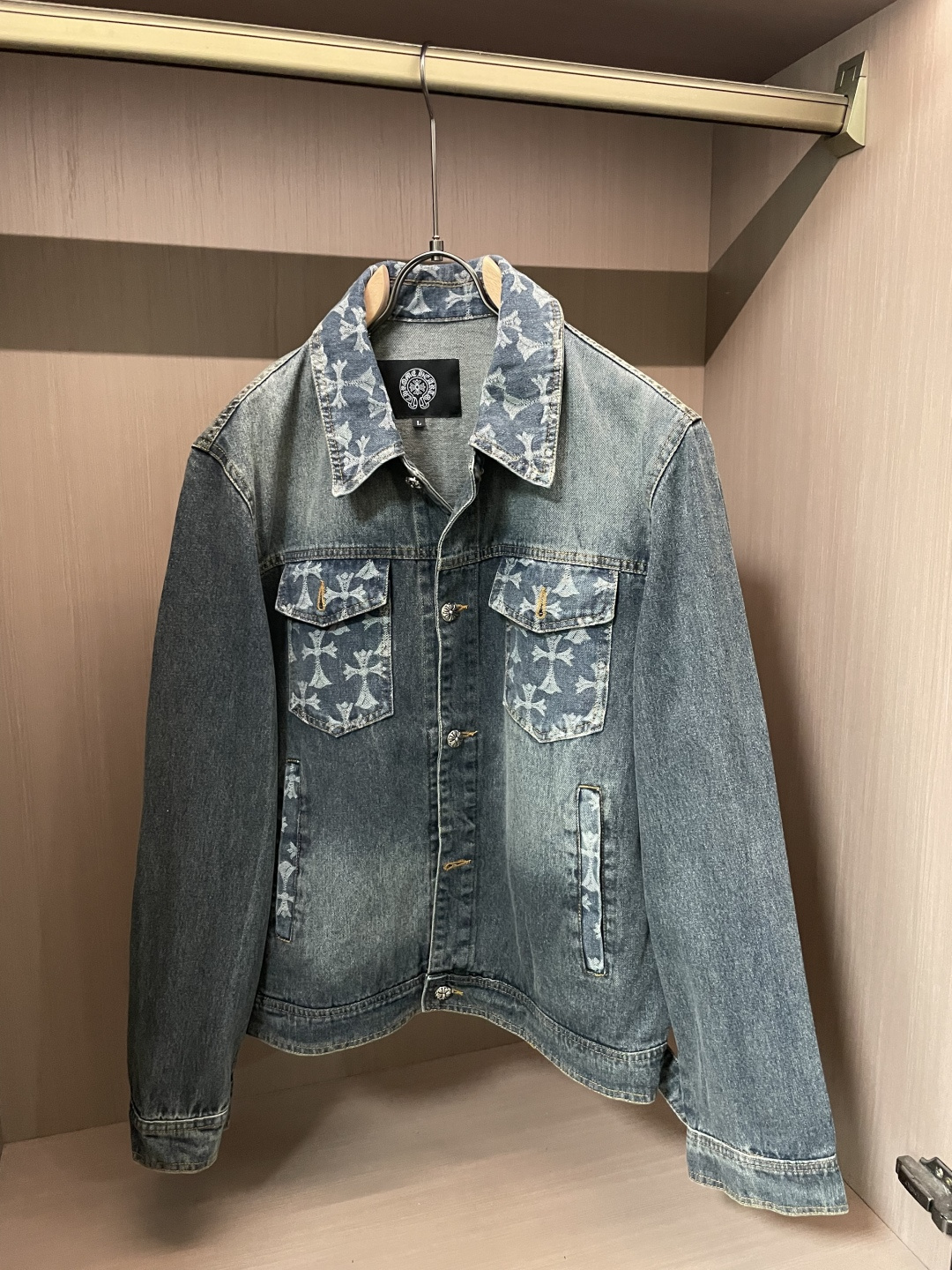 NO:776991,Chrome hearts denim jacket. It is made of high-density fine material supplied by customers. It is soft and skin-friendly, anti-wrinkle and stiff. It has the brand letter logo and is full of fashion. It is suitable for a variety of wearing styles; a jacket that does not pick any age. Size M-XXXL,, chrome hearts, jackets & coats,19860909克罗心 牛仔外套.采用客供高密度精材质面料,软糯亲肤,抗皱立挺有型,品牌字母logo,满满的时尚感；适合多种穿搭风格；一款不挑年纪的外套. 码数M-XXXL,,chrome hearts,jackets & coats,,Men's clothing