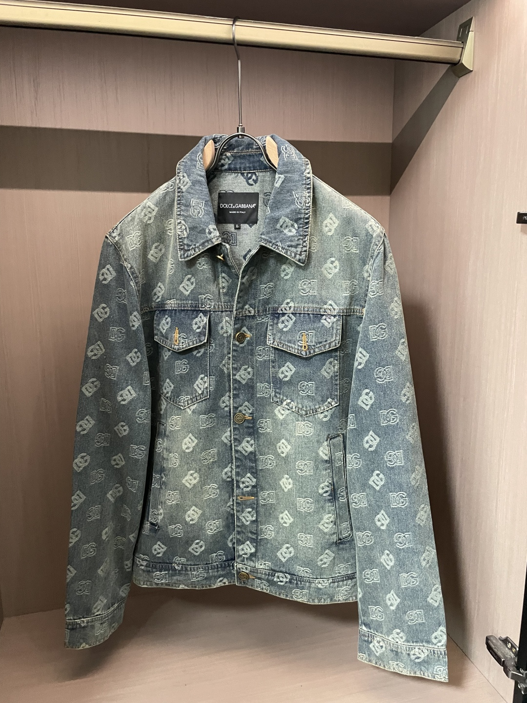 NO:776996,DG denim jacket. It is made of high-density fine material supplied by customers. It is soft and skin-friendly, anti-wrinkle and upright. It has the brand letter logo and is full of fashion. It is suitable for a variety of wearing styles; it is a jacket that does not pick any age. Size M-XXXL,, jackets & coats,19860909DG 牛仔外套.采用客供高密度精材质面料,软糯亲肤,抗皱立挺有型,品牌字母logo,满满的时尚感；适合多种穿搭风格；一款不挑年纪的外套. 码数M-XXXL,,jackets & coats,,Men's clothing