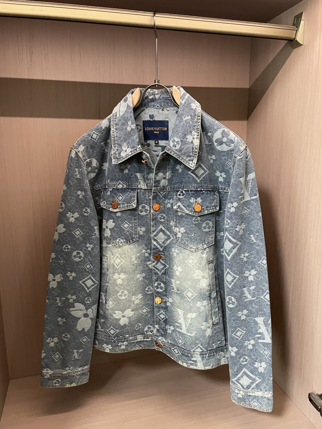 NO:777001,Lv denim jacket. It is made of high-density fine material supplied by customers. It is soft and skin-friendly, anti-wrinkle and stylish. It has the brand letter logo and is full of fashion. It is suitable for a variety of wearing styles; a jacket that does not pick any age. Size M-XXXL, Louis Vuitton, jackets & coats,19860909Lv 牛仔外套.采用客供高密度精材质面料,软糯亲肤,抗皱立挺有型,品牌字母logo,满满的时尚感；适合多种穿搭风格；一款不挑年纪的外套. 码数M-XXXL,,louis vuitton,jackets & coats,,Men's clothing