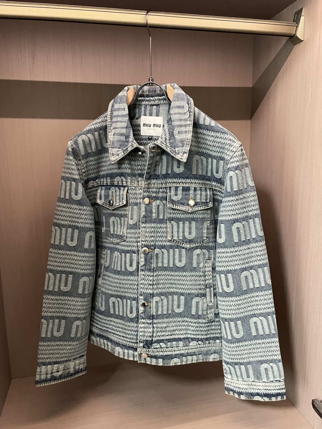NO:777006,miumiu denim jacket. It is made of high-density fine material supplied by customers. It is soft and skin-friendly, anti-wrinkle and upright. It has a brand letter logo and a full sense of fashion. It is suitable for a variety of wearing styles. It is a jacket that does not pick any age. Size M-XXXL,,miumiu,jackets & coats,19860909miumiu牛仔外套.采用客供高密度精材质面料,软糯亲肤,抗皱立挺有型,品牌字母logo,满满的时尚感；适合多种穿搭风格；一款不挑年纪的外套. 码数M-XXXL,,miumiu,jackets & coats,,Men's clothing
