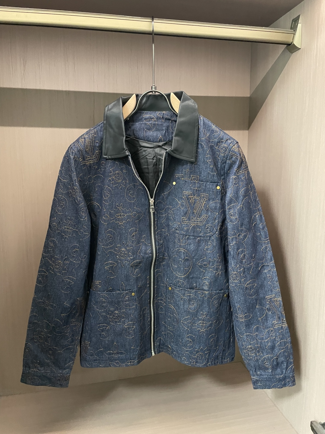 NO:777011,Lv denim jacket. It is made of high-density fine material supplied by customers. It is soft and skin-friendly, anti-wrinkle and stylish. It has the brand letter logo and is full of fashion. It is suitable for a variety of wearing styles; a jacket that does not pick any age. Size M-XXXL, Louis Vuitton, jackets & coats,19860909Lv 牛仔外套.采用客供高密度精材质面料,软糯亲肤,抗皱立挺有型,品牌字母logo,满满的时尚感；适合多种穿搭风格；一款不挑年纪的外套. 码数M-XXXL,,louis vuitton,jackets & coats,,Men's clothing