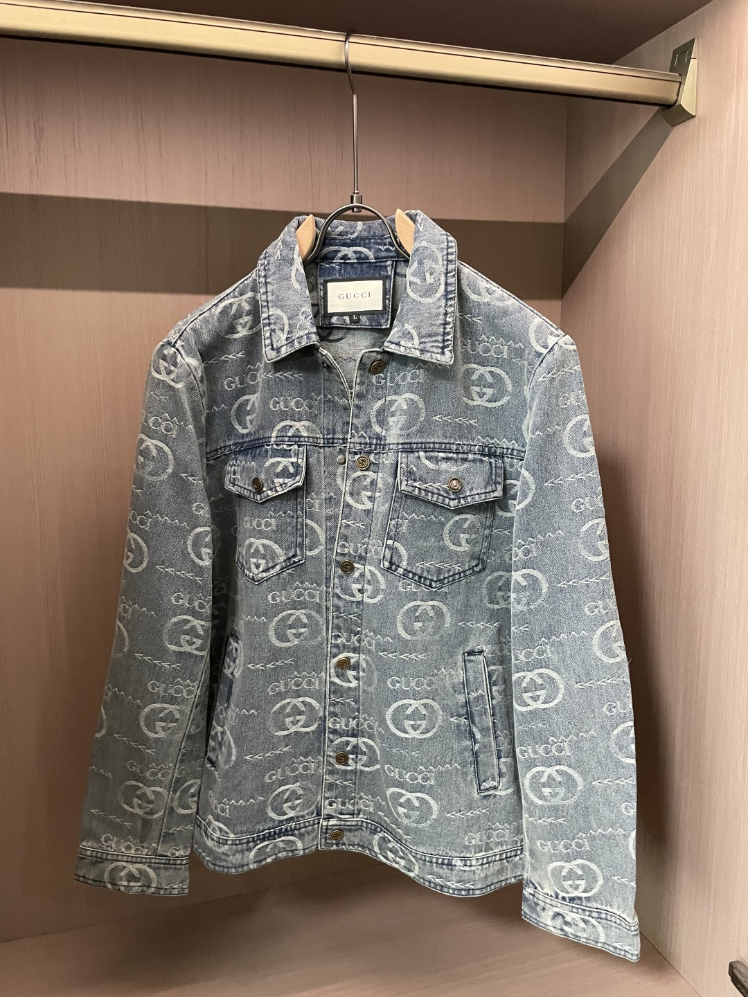 NO:777016,Gucc denim jacket. It is made of high-density fine material supplied by customers. It is soft and skin-friendly, anti-wrinkle and upright. It has the brand letter logo and is full of fashion. It is suitable for a variety of wearing styles; a jacket that does not pick any age. Size M-XXXL,, gucci, jackets & coats,19860909Gucc 牛仔外套.采用客供高密度精材质面料,软糯亲肤,抗皱立挺有型,品牌字母logo,满满的时尚感；适合多种穿搭风格；一款不挑年纪的外套. 码数M-XXXL,,gucci,jackets & coats,,Men's clothing