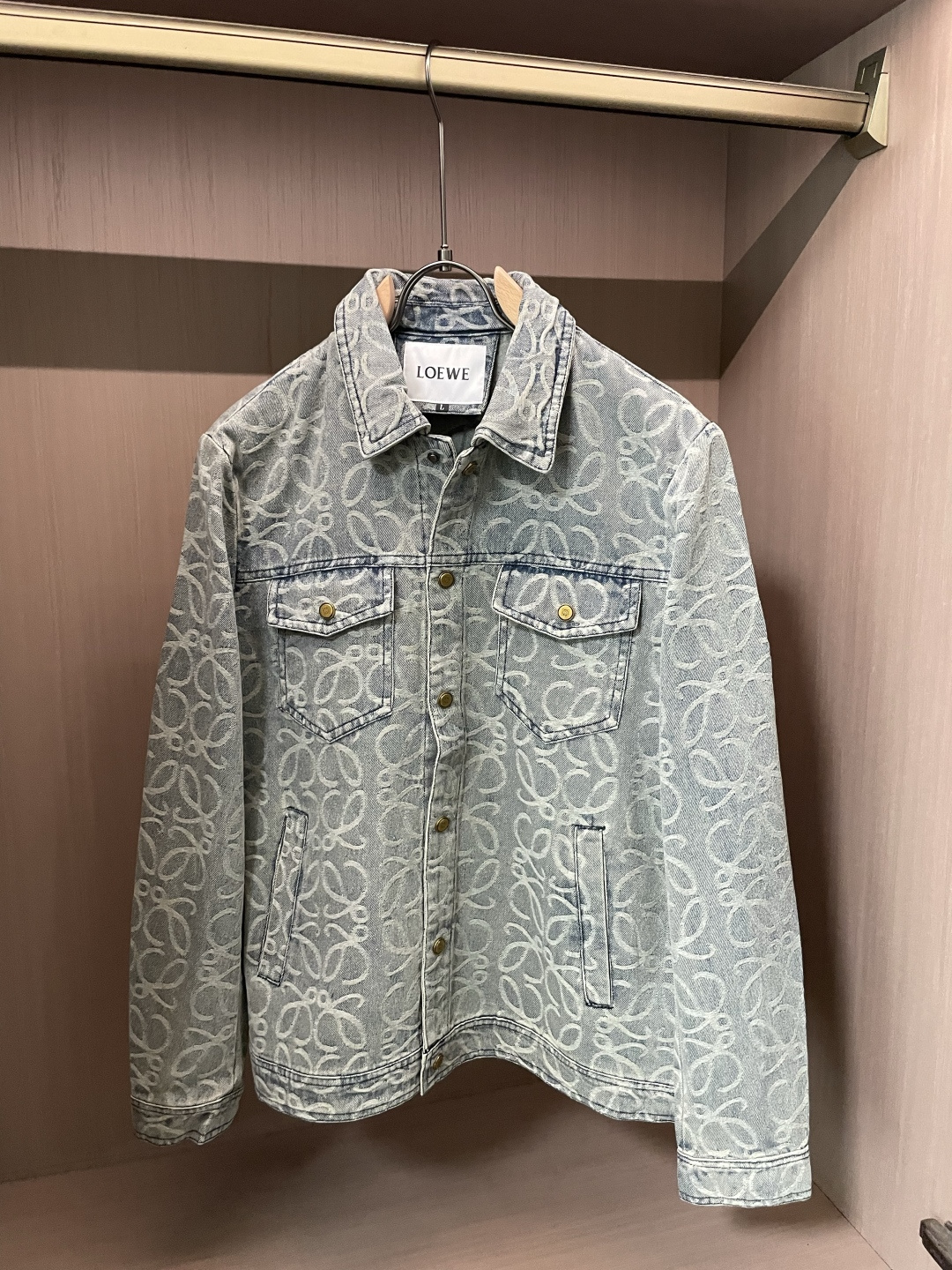 NO:777021,Loewe denim jacket. It is made of high-density fine material supplied by customers. It is soft and skin-friendly, anti-wrinkle and upright. It has the brand letter logo and is full of fashion. It is suitable for a variety of wearing styles; it is a jacket that does not pick any age. Size M-XXXL,, loewe, jackets & coats,19860909Loewe 牛仔外套.采用客供高密度精材质面料,软糯亲肤,抗皱立挺有型,品牌字母logo,满满的时尚感；适合多种穿搭风格；一款不挑年纪的外套. 码数M-XXXL,,loewe,jackets & coats,,Men's clothing