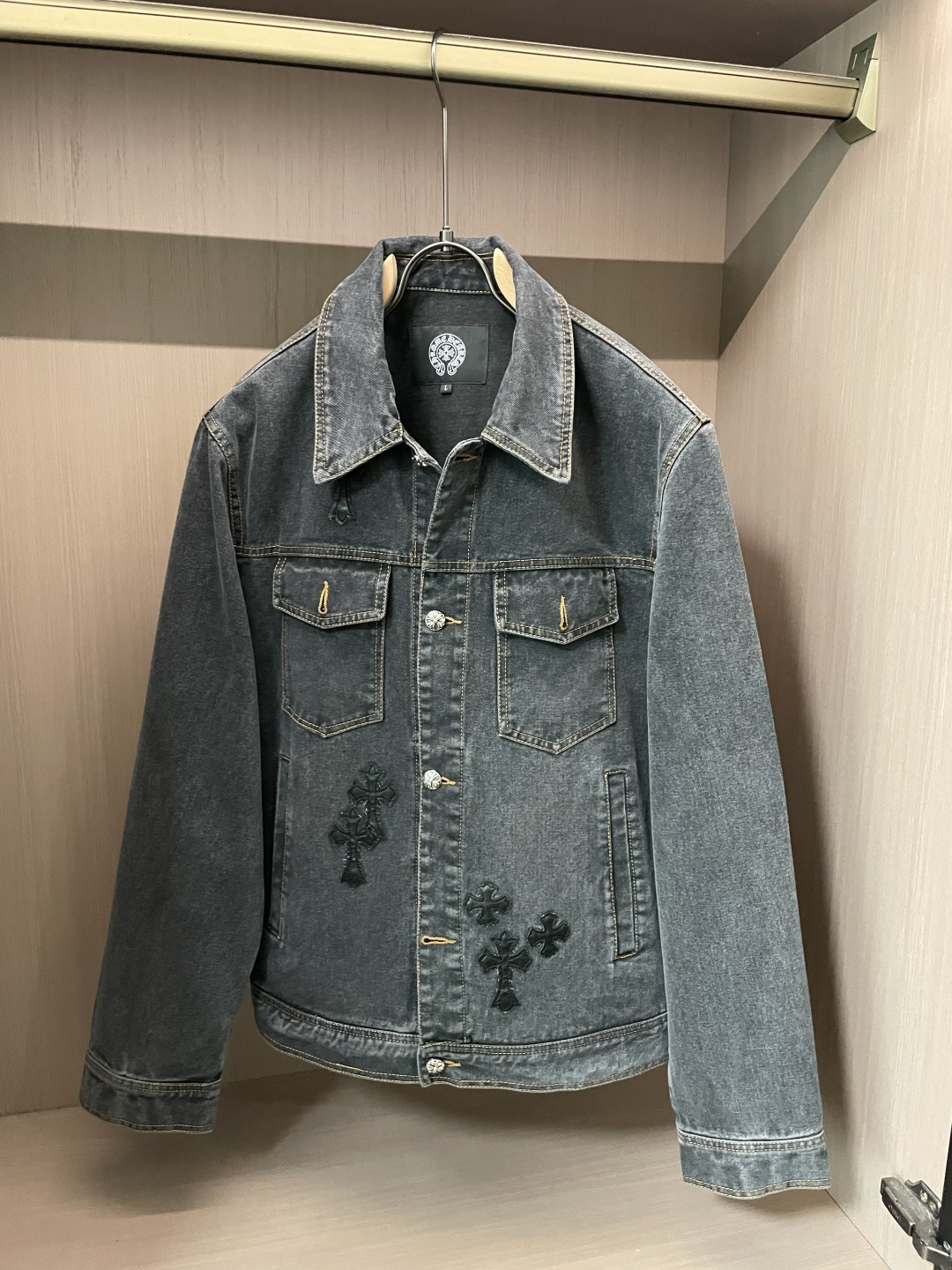 NO:777026,Chrome hearts denim jacket. It is made of high-density fine material supplied by customers. It is soft and skin-friendly, anti-wrinkle and stiff. It has the brand letter logo and is full of fashion. It is suitable for a variety of wearing styles; a jacket that does not pick any age. Size M-XXXL,, chrome hearts, jackets & coats,19860909克罗心 牛仔外套.采用客供高密度精材质面料,软糯亲肤,抗皱立挺有型,品牌字母logo,满满的时尚感；适合多种穿搭风格；一款不挑年纪的外套. 码数M-XXXL,,chrome hearts,jackets & coats,,Men's clothing