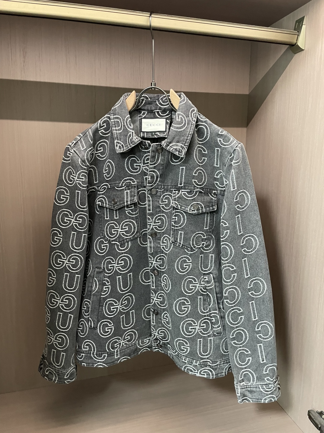 NO:777031,Gucc denim jacket. It is made of high-density fine material supplied by customers. It is soft and skin-friendly, anti-wrinkle and upright. It has the brand letter logo and is full of fashion. It is suitable for a variety of wearing styles; a jacket that does not pick any age. Size M-XXXL,, gucci, jackets & coats,19860909Gucc 牛仔外套.采用客供高密度精材质面料,软糯亲肤,抗皱立挺有型,品牌字母logo,满满的时尚感；适合多种穿搭风格；一款不挑年纪的外套. 码数M-XXXL,,gucci,jackets & coats,,Men's clothing