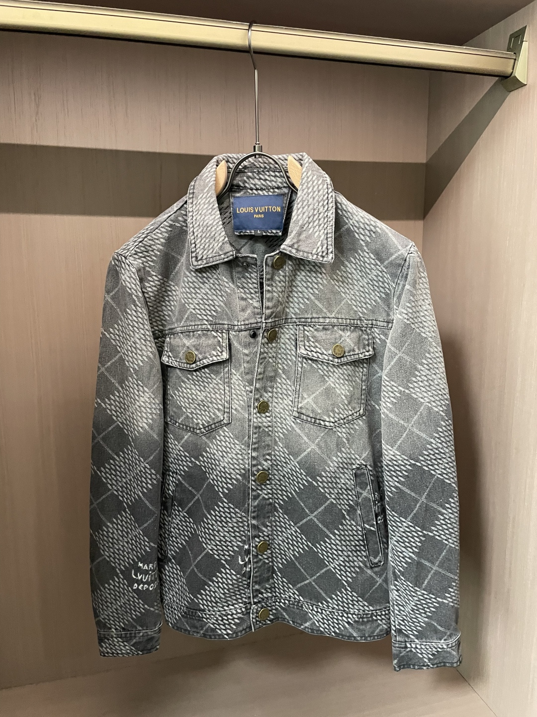 NO:777036,Lv denim jacket. It is made of high-density fine material supplied by customers. It is soft and skin-friendly, anti-wrinkle and stylish. It has the brand letter logo and is full of fashion. It is suitable for a variety of wearing styles; a jacket that does not pick any age. Size M-XXXL, Louis Vuitton, jackets & coats,19860909Lv 牛仔外套.采用客供高密度精材质面料,软糯亲肤,抗皱立挺有型,品牌字母logo,满满的时尚感；适合多种穿搭风格；一款不挑年纪的外套. 码数M-XXXL,,louis vuitton,jackets & coats,,Men's clothing