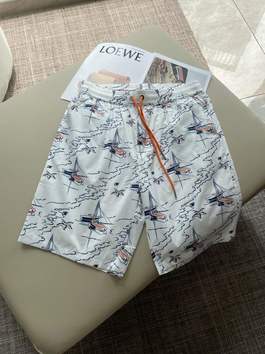 NO:777040,2026 new summer beach shorts * Summer limited | Nautical series beach shorts Wear French elegance on your body, classic nautical map digital printing makes it easy to recognize High-precision fabrics with high-definition digital printing technology, the colors are bright and non-fading, and the details show texture The drawstring elastic waist design is both comfortable and casual, suitable for vacation and commuting. The warmth of Hermès orange, the refreshingness of pure white, two colors to unlock high-end summer wear!  Color White Orange Size M-3XL,,hermes,198609092026年 夏季新款 沙滩裤 * 夏日限定｜航海系列沙滩裤 把法式优雅穿在身上,经典航海地图数码印花拉满辨识度 高精密面料搭配高清数码印工艺,色彩鲜亮不褪色,细节处尽显质感 抽绳松紧腰设计,兼顾舒适与随性,度假通勤皆可驾驭 爱马仕橙的热烈,纯净白的清爽,两款配色解锁夏日高阶穿搭！ 颜色白色 橙色 码数M-3XL,,hermes,,Men's clothing