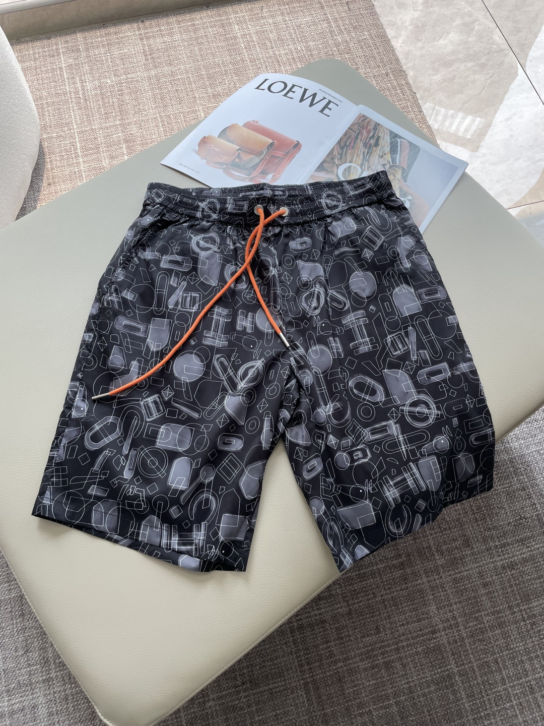 NO:776997,2026 Summer New Style Beach Pants * Hardware Element Series｜Wear the exquisiteness of the H family on your body. The iconic hardware buckles and belt buckle elements are accurately reproduced with high-definition digital printing technology. Every line is delicate and clear, the color is saturated and does not smudge, and the sense of luxury is directly full. Light and breathable fabric + drawstring elastic waist, easy to handle on vacation and out on the street. Black/light blue two-color optional, low-key and luxurious, with self-recognition. Color black blue  Size M-3XL,,198609092026年 夏季新款 沙滩裤 * 五金元素系列｜把H家的精致穿在身上 标志性五金锁扣、皮带扣元素,用高清数码印工艺精准复刻 每一处线条都细腻清晰,色彩饱和不晕染,高级感直接拉满 轻盈透气面料+抽绳松紧腰,度假、出街都能轻松拿捏 黑/浅蓝双色可选,低调中透着奢华,自带辨识度 颜色黑色 蓝色 码数M-3XL,,,Men's clothing