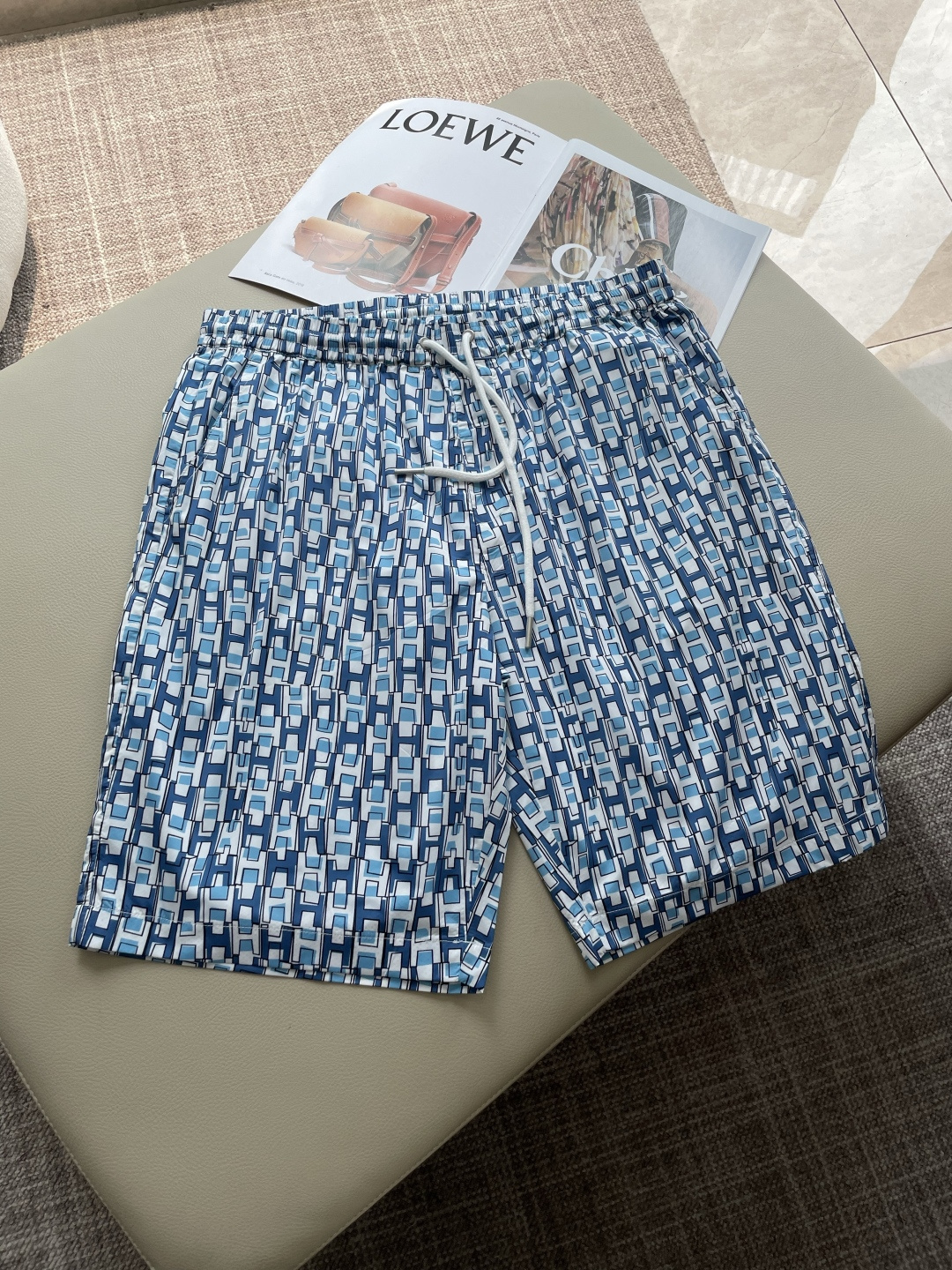 NO:777002,2026ss new summer style Her*es all-over printed casual shorts｜Wear summer luxury on your body. Select light and high-count fabrics, breathable and draped, bid farewell to the hot and sticky body. Classic H all-over digital printing, restore the exquisite details of the official website model, the color is full and does not fade. Elastic drawstring waistband + loose five-point version, comfortable and casual without being picky about your figure, easy to hold for vacation, commuting, and daily needs!  Color Blue Orange Size M-4XL,,shorts,198609092026ss 夏季新款Her*es 满印休闲短裤｜把夏日轻奢穿在身上 甄选轻薄高支面料,透气垂坠,告别闷热黏身 经典H满印数码印花,还原官网款精致细节,色彩饱满不掉色 松紧抽绳腰头+宽松五分版型,自在随性不挑身材,轻松hold住度假、通勤、日常需求！ 颜色蓝色 橙色 码数M-4XL,,shorts,,Men's clothing
