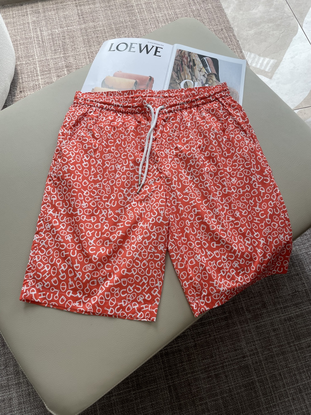 NO:777007,2026ss new summer style Her*es all-over printed casual shorts｜Wear summer luxury on your body. Select light and high-count fabrics, breathable and draped, bid farewell to the hot and sticky body. Classic H all-over digital printing, restore the exquisite details of the official website model, the color is full and does not fade. Elastic drawstring waistband + loose five-point version, comfortable and casual without being picky about your figure, easy to hold for vacation, commuting, and daily needs!  Color Blue Orange Purple Size M-4XL,,shorts,198609092026ss 夏季新款Her*es 满印休闲短裤｜把夏日轻奢穿在身上 甄选轻薄高支面料,透气垂坠,告别闷热黏身 经典H满印数码印花,还原官网款精致细节,色彩饱满不掉色 松紧抽绳腰头+宽松五分版型,自在随性不挑身材,轻松hold住度假、通勤、日常需求！ 颜色蓝色 橙色 紫色 码数M-4XL,,shorts,,Men's clothing