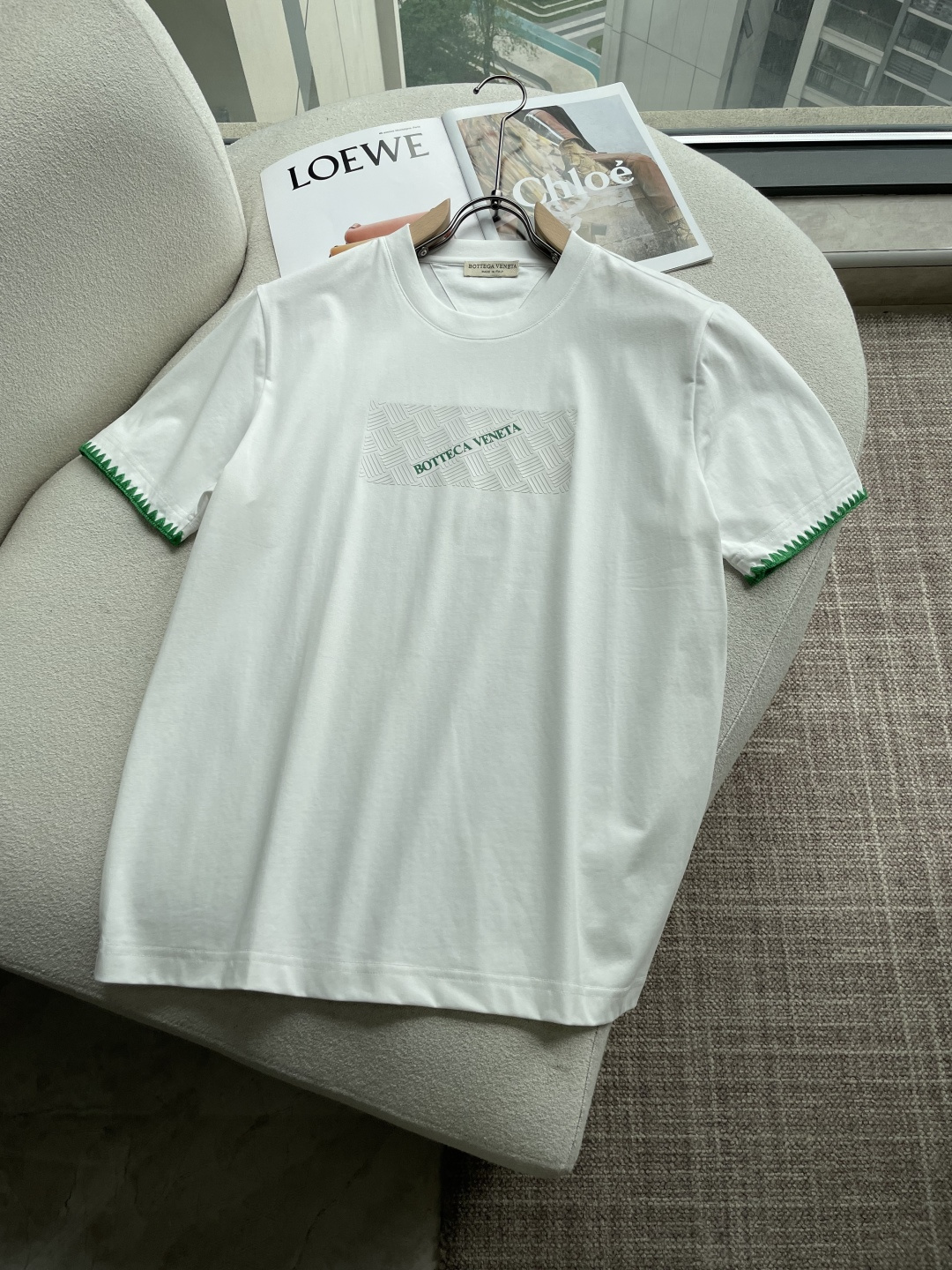 NO:777027,2026 new summer BV short-sleeved T-shirt. Wear BV's woven aesthetics on your body, and you will understand what 'low-key luxury' is. High-count combed cotton fabric, breathable and wrinkle-resistant, and will not deform after long-term wear. Dark pattern gluing + zigzag embroidery dual process, delicate and neat stitching, black and white classic and versatile, no matter commuting or going out, you can easily maintain an effortless sense of luxury. Color Black White Size M-3XL, Bottega  veneta,T-shirt,tees,t-shirt,198609092026年夏季新款 BV短袖T恤 把BV的编织美学穿在身上,才懂什么是「低调的奢华」 高支精梳棉面料,透气抗皱,久穿不变形, 暗纹压胶+锯齿绣边双重工艺,针脚细腻利落, 黑白两色经典百搭,不管通勤还是出街, 都能轻松hold住不费力的高级感. 颜色黑色 白色 码数M-3XL,,bottega veneta,T-shirt,tees，t-shirt,,Men's clothing