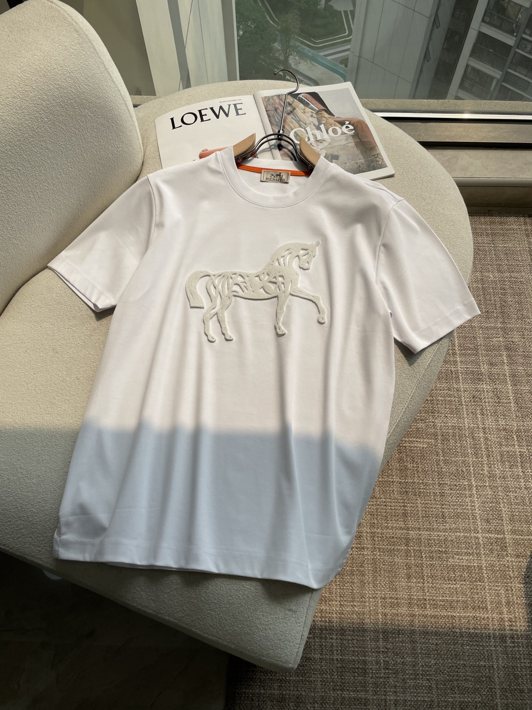 NO:777032,AIS 2026 spring and summer new men's short-sleeved T-shirt, a newly upgraded and versatile basic style, low-key luxury, a choice of quality!  Made of imported mercerized cotton, it has good hygroscopicity, is comfortable and breathable, allows you to enjoy a light and comfortable wearing experience, and has super vertical performance. The iconic horse pattern design with strong artistic sense, meticulous craftsmanship and high recognition shows a new brand culture!  Classic and perfect design, precise cutting. Simple and elegant style, but also able to show fashionable charm in daily leisure life. Sizes M-4XL, T-shirt, tees, t-shirt,19860909爱仕 2026春夏新款男士短袖T恤,全新升级百搭基础款,低调奢华,品格之选！甄选进口丝光棉打造而成,吸湿性好,舒适透气,享受轻薄轻松自在的穿着体验,有着超强的垂直性能 艺术感极强标志性骏马图案设计,工艺细致,辨识度极高,展现全新品牌文化！经典完美版型设计,在裁剪上精准到位.简约大气风格,又能在日常休闲生活中展现时尚魅力. 尺码M-4XL,,T-shirt,tees，t-shirt,,Men's clothing