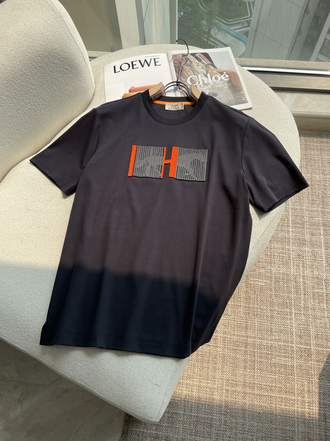 NO:777037,2026 new summer Her*es short-sleeved T-shirt. Selected high-count double mercerized cotton, breathable and skin-friendly, draped and stylish, with heavy toothbrush embroidery and fine craftsmanship. The three-dimensional texture is full, outlining the horse and H logo, and is low-key and elegant. It can be easily controlled for daily commuting or leisure outings. Color: navy blue, white, size: M-4XL,, T-shirt, tees, t-shirt,198609092026年夏季新款 Her*es 短袖T恤 甄选高支双丝光棉,透气亲肤,垂坠有型,重工牙刷绣工艺精细 立体质感拉满,勾勒出骏马与H标识,低调中透着奢雅 日常通勤或休闲出街都能轻松驾驭 颜色藏青 白色 码数M-4XL,,T-shirt,tees，t-shirt,,Men's clothing