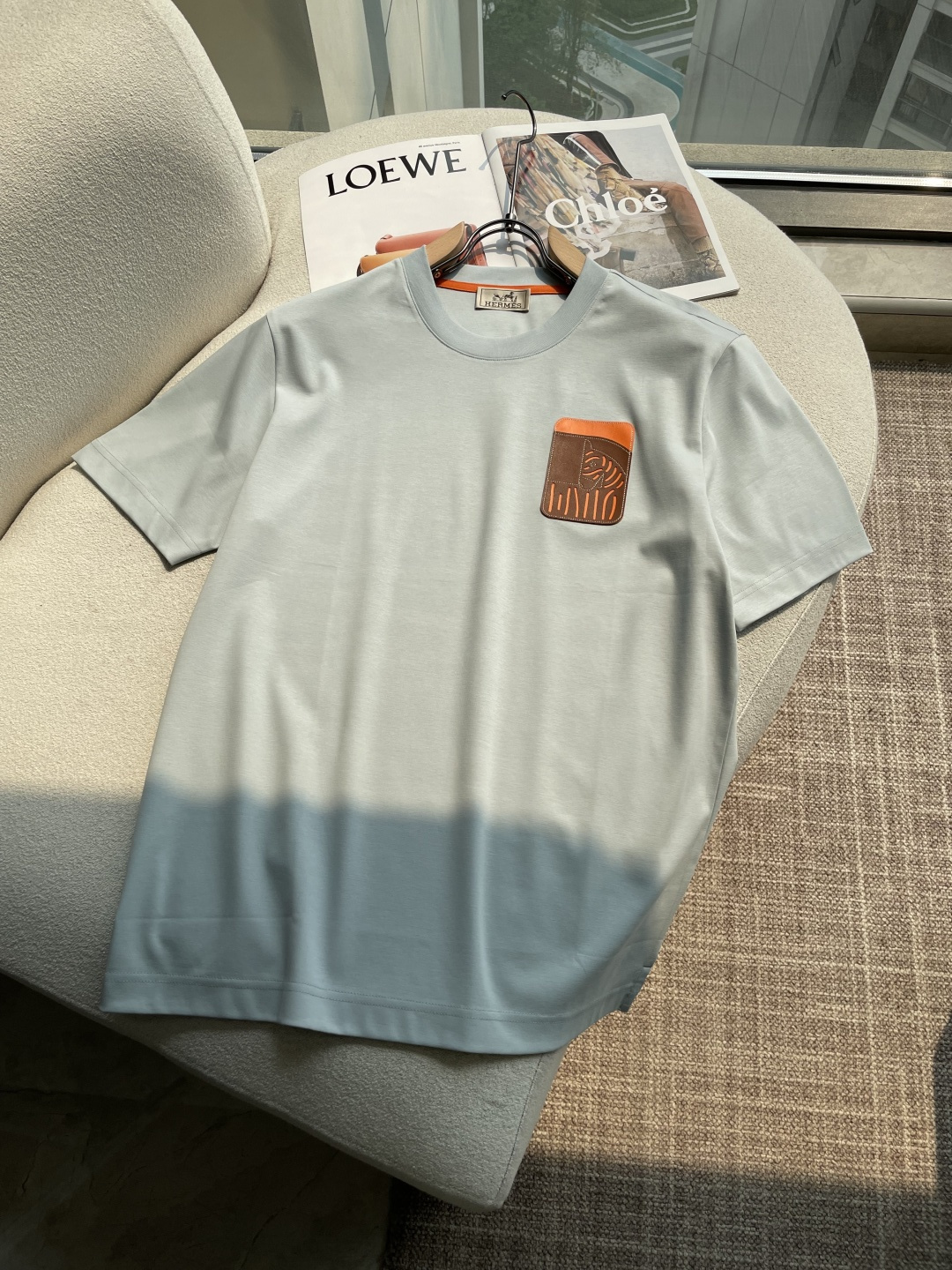 NO:777041,2026 summer new Her*es short-sleeved T-shirt. No need to show off, this T-shirt has its own elegant aura. Fine cotton-feel fabric, as comfortable as clouds against the skin. The contrasting horse head leather is the finishing touch, low-key and recognizable. Two colors are available, calm black/refreshing blue. Wear French light luxury into daily life and easily hold it in various occasions. Color royal blue sky blue  Size M-4XL,,T-shirt,tees,t-shirt,198609092026年夏季新款Her*es 爱仕 短袖T恤 不用刻意炫耀,这件T恤自带优雅气场 细腻棉感面料,贴肤像云朵一样舒服, 撞色马头贴皮是点睛之笔,低调又有辨识度, 两色可选,沉稳黑/清爽蓝, 把法式轻奢感穿成日常,轻松hold住各种场合. 颜色宝蓝 天蓝 码数M-4XL,,T-shirt,tees，t-shirt,,Men's clothing