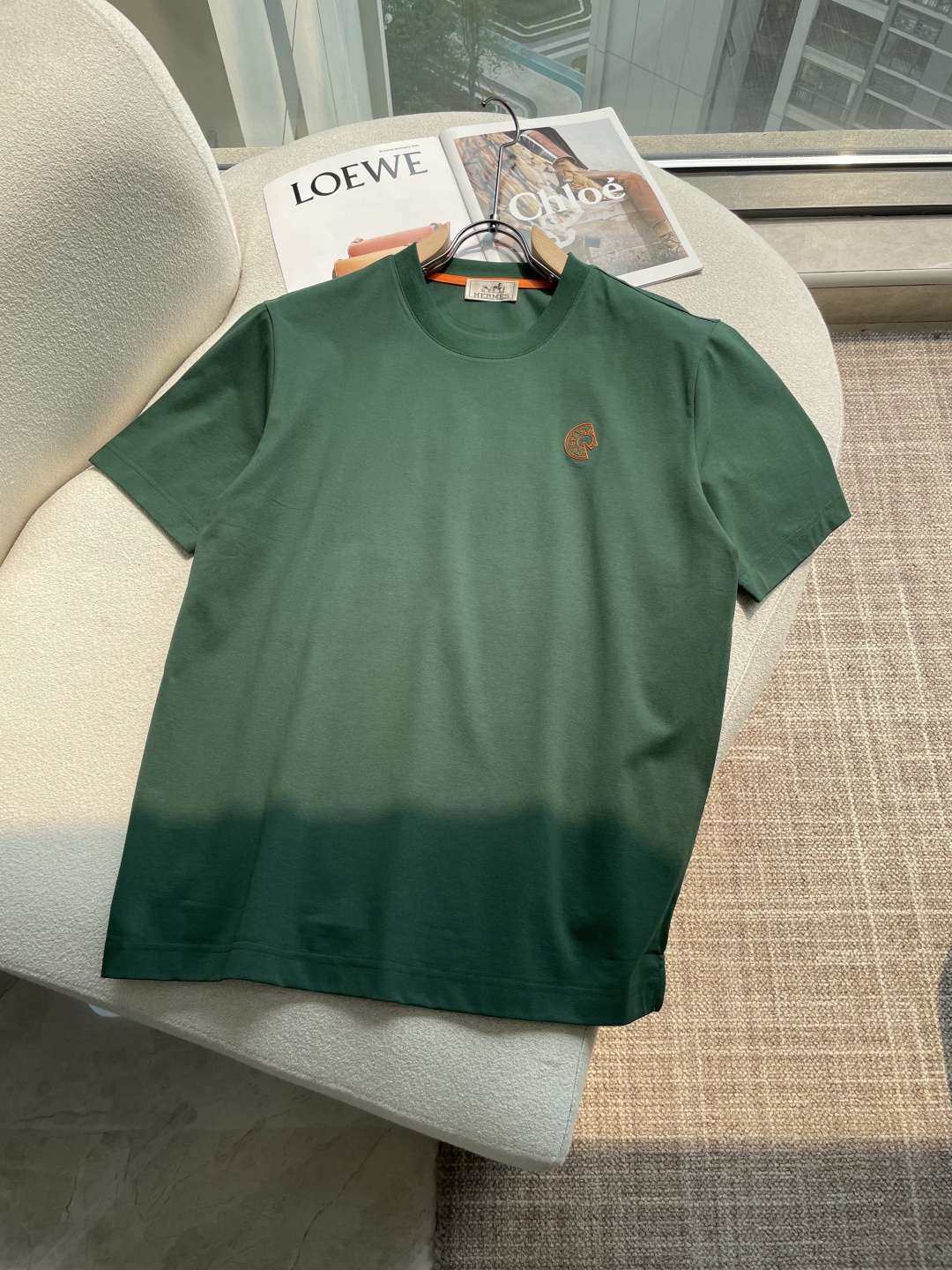 NO:777046,AIS 2026 spring and summer new men's short-sleeved T-shirt, a newly upgraded and versatile basic style, low-key luxury, a choice of quality!  Made of imported mercerized cotton, it has good hygroscopicity, is comfortable and breathable, allows you to enjoy a light and comfortable wearing experience, and has super vertical performance. The iconic horse pattern design with strong artistic sense, meticulous craftsmanship and high recognition shows a new brand culture!  Classic and perfect design, precise cutting. Simple and elegant style, but also able to show fashionable charm in daily leisure life. Sizes M-3XL, T-shirt, tees, t-shirt,19860909爱仕 2026春夏新款男士短袖T恤,全新升级百搭基础款,低调奢华,品格之选！甄选进口丝光棉打造而成,吸湿性好,舒适透气,享受轻薄轻松自在的穿着体验,有着超强的垂直性能 艺术感极强标志性骏马图案设计,工艺细致,辨识度极高,展现全新品牌文化！经典完美版型设计,在裁剪上精准到位.简约大气风格,又能在日常休闲生活中展现时尚魅力. 尺码M-3XL,,T-shirt,tees，t-shirt,,Men's clothing