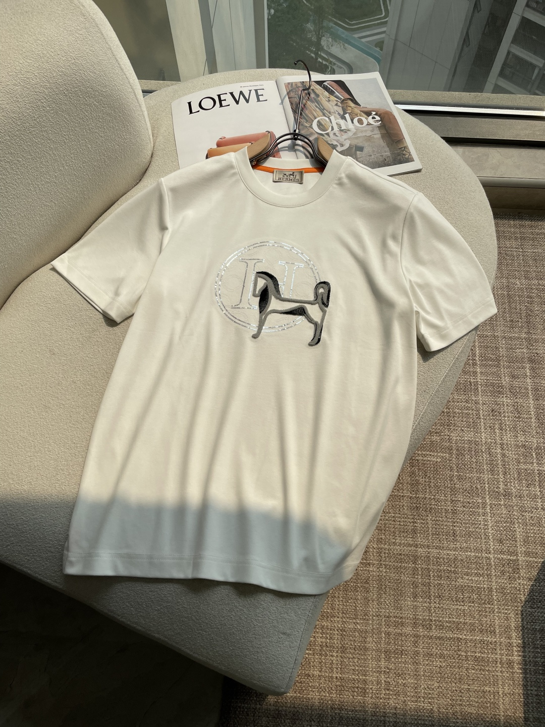 NO:777051,AIS 2026 spring and summer new men's short-sleeved T-shirt, a newly upgraded and versatile basic style, low-key luxury, a choice of quality!  Made of imported mercerized cotton, it has good hygroscopicity, is comfortable and breathable, allows you to enjoy a light and comfortable wearing experience, and has super vertical performance. The iconic horse pattern design with strong artistic sense, meticulous craftsmanship and high recognition shows a new brand culture!  Classic and perfect design, precise cutting. Simple and elegant style, but also able to show fashionable charm in daily leisure life. Sizes M-4XL, T-shirt, tees, t-shirt,19860909爱仕 2026春夏新款男士短袖T恤,全新升级百搭基础款,低调奢华,品格之选！甄选进口丝光棉打造而成,吸湿性好,舒适透气,享受轻薄轻松自在的穿着体验,有着超强的垂直性能 艺术感极强标志性骏马图案设计,工艺细致,辨识度极高,展现全新品牌文化！经典完美版型设计,在裁剪上精准到位.简约大气风格,又能在日常休闲生活中展现时尚魅力. 尺码M-4XL,,T-shirt,tees，t-shirt,,Men's clothing