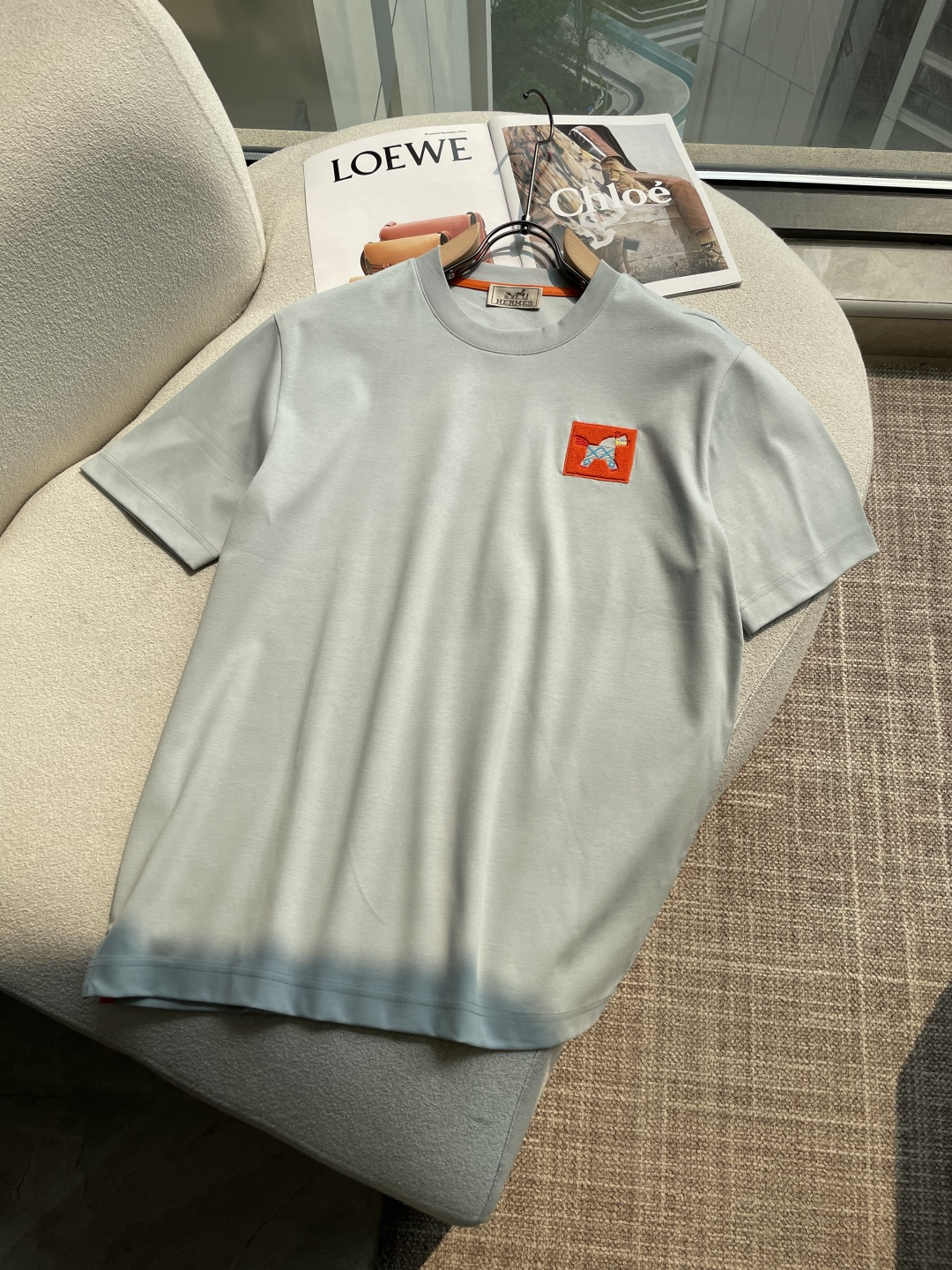 NO:777061,The new summer 2026 Her*es short-sleeved T-shirt. Her*es-level relaxation is hidden in every detail of this T-shirt. High-count fabrics are selected, which are soft and waxy to the touch but stiff and stylish. The iconic pony embroidery on the chest, and the white embroidery on orange background is exquisite down to the stitching. It is low-key and has a light luxury tone. It can be worn for daily commuting or casual outings, and it can be worn with an effortless sense of luxury.  Size M-4XL,,T-shirt,tees,t-shirt,198609092026年夏季新款 Her*es 短袖T恤 爱仕级别的松弛感,藏在这件T恤的每一处细节里 甄选高支面料,触感软糯却挺括有型, 胸口标志性小马刺绣,橙底白绣精致到针脚, 低调里透着轻奢腔调, 日常通勤或休闲出街,都能穿出不费力的高级感. 码数M-4XL,,T-shirt,tees，t-shirt,,Men's clothing