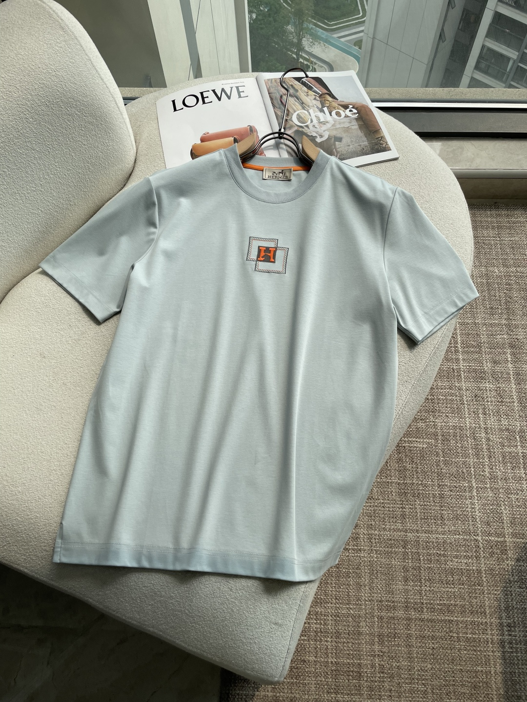 NO:777065,2026 new summer short-sleeved T-shirt, minimalist and luxurious short-sleeved | Wear high-end in daily life, low-key but with its own aura, the 'H' logo superimposed on the chest is outlined with orange lines, available in three colors, simple yet revealing brand recognition, suitable for various occasions. High-count double mercerized cotton is selected, soft and waxy as close to the skin as clouds, breathable and sweat-wicking, not easy to deform and pilling after long-term wear, and can stay fresh and comfortable in summer.  Reinforced ribbing on the neckline + orange stripe binding on the inside, neat and delicate wiring, side slits on the hem + small logo embellishments, each part reveals the exquisite workmanship of a big-name brand. Whether it is commuting, dating or leisure, this piece can allow you to easily hold the sense of luxury, low-key and tasteful. Color Black White Sky Blue Size M-4XL, T-shirt, tees, t-shirt,198609092026年夏季新款 短袖T恤 极简轻奢短袖｜把高级感穿在日常 低调却自带气场,胸口叠印的“H”标识,用橙线勾勒轮廓,三色可选,简约中透着品牌辨识度,适配各种场合. 甄选高支双丝光棉,软糯亲肤如云朵,透气排汗不闷汗,久穿不易变形起球,夏天也能保持清爽舒适. 领口加固罗纹+内里橙条包边,走线工整细腻,下摆侧开叉+小标点缀,每一处都透着大牌级的精致做工. 不管是通勤、约会还是休闲,这件都能让你轻松hold住高级感,低调又有品味. 颜色黑色 白色 天蓝 码数M-4XL,,T-shirt,tees，t-shirt,,Men's clothing