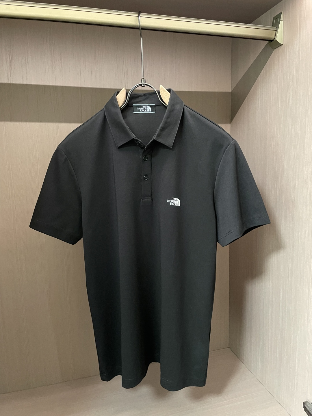 NO:777069,The North Face 2026 Spring and Summer official website synchronization Mature men Light mature men Favorite style Classic and versatile business casual Polo collar T-shirt Made of imported double mercerized pique cotton fabric, comfortable and breathable, delicate texture, super soft and skin-friendly!  The lapel design and tailoring are slim-fitting, and the fit is absolutely crisp and handsome!  It can be seen from the lock stitch that it is definitely produced by a major factory. This high-density sewing process is absolutely meticulous in handling details!  Highly recommended and you won’t see a style like this outside!  Size M-XXXL,,The North Face,tees,t-shirt,19860909北面 2026春夏 官网同步 熟男 轻熟男 最爱款式 经典大气百搭商务休闲Polo领T恤 采用进口双丝光珠地棉面料 舒适透气 质感细腻 超柔软亲肤触感！翻领设计,剪裁属于修身版型 绝对挺括帅气的合体型！从锁针可以看出 绝对大厂代工出品 这种密度的缝制工艺 对待细节处理绝对是一丝不苟！强烈推荐 而且外面您是根本看不到这样的款式的！ 尺码M-XXXL,,The North Face,tees，t-shirt,,Men's clothing