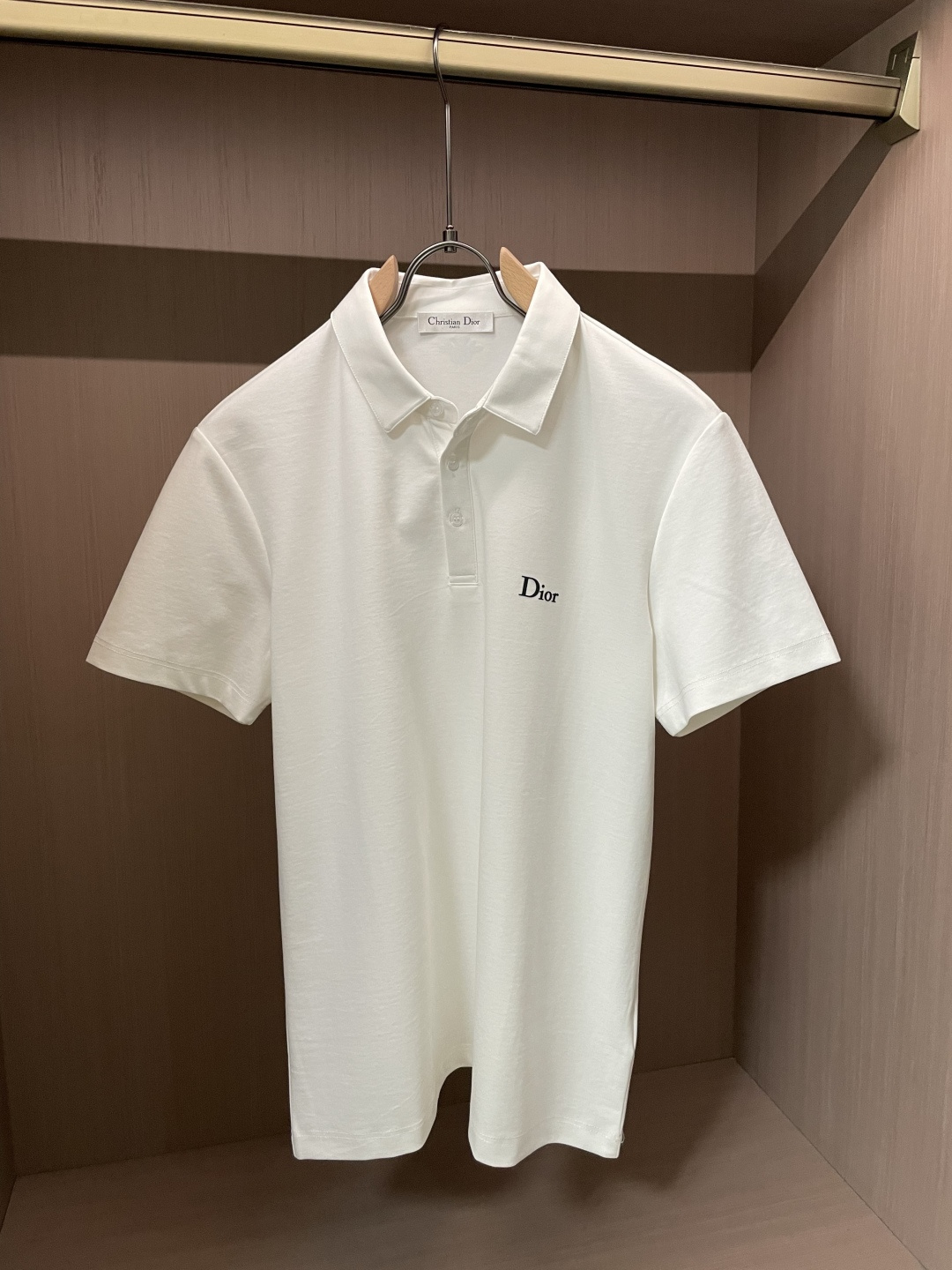 NO:777073,DAO 2026 Spring and Summer official website synchronization Mature men Light mature men Favorite style Classic and versatile business casual Polo collar T-shirt Made of imported double mercerized pearl cotton fabric, comfortable and breathable, delicate texture, super soft and skin-friendly!  The lapel design and tailoring are slim-fitting, and the fit is absolutely crisp and handsome!  It can be seen from the lock stitch that it is definitely produced by a major factory. This high-density sewing process is absolutely meticulous in handling details!  Highly recommended and you won’t see a style like this outside!  Size M-XXXL,,tees,t-shirt,19860909D奥 2026春夏 官网同步 熟男 轻熟男 最爱款式 经典大气百搭商务休闲Polo领T恤 采用进口双丝光珠地棉面料 舒适透气 质感细腻 超柔软亲肤触感！翻领设计,剪裁属于修身版型 绝对挺括帅气的合体型！从锁针可以看出 绝对大厂代工出品 这种密度的缝制工艺 对待细节处理绝对是一丝不苟！强烈推荐 而且外面您是根本看不到这样的款式的！ 尺码M-XXXL,,tees，t-shirt,,Men's clothing