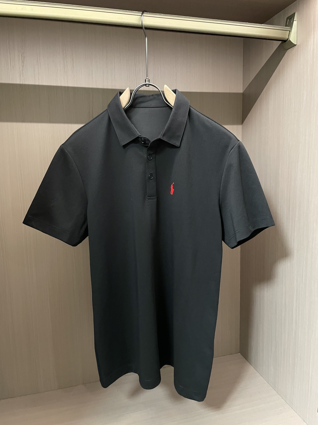 NO:777052,Ralph Lauren 2026 Spring and Summer official website synchronization Mature men Light mature men Favorite style Classic and versatile business casual Polo collar T-shirt Made of imported double mercerized pique cotton fabric, comfortable and breathable, delicate texture, super soft and skin-friendly!  The lapel design and tailoring are slim-fitting, and the fit is absolutely crisp and handsome!  It can be seen from the lock stitch that it is definitely produced by a major factory. This high-density sewing process is absolutely meticulous in handling details!  Highly recommended and you won’t see a style like this outside!  Size M-XXXL,,tees,t-shirt,19860909拉夫劳伦 2026春夏 官网同步 熟男 轻熟男 最爱款式 经典大气百搭商务休闲Polo领T恤 采用进口双丝光珠地棉面料 舒适透气 质感细腻 超柔软亲肤触感！翻领设计,剪裁属于修身版型 绝对挺括帅气的合体型！从锁针可以看出 绝对大厂代工出品 这种密度的缝制工艺 对待细节处理绝对是一丝不苟！强烈推荐 而且外面您是根本看不到这样的款式的！ 尺码M-XXXL,,tees，t-shirt,,Men's clothing